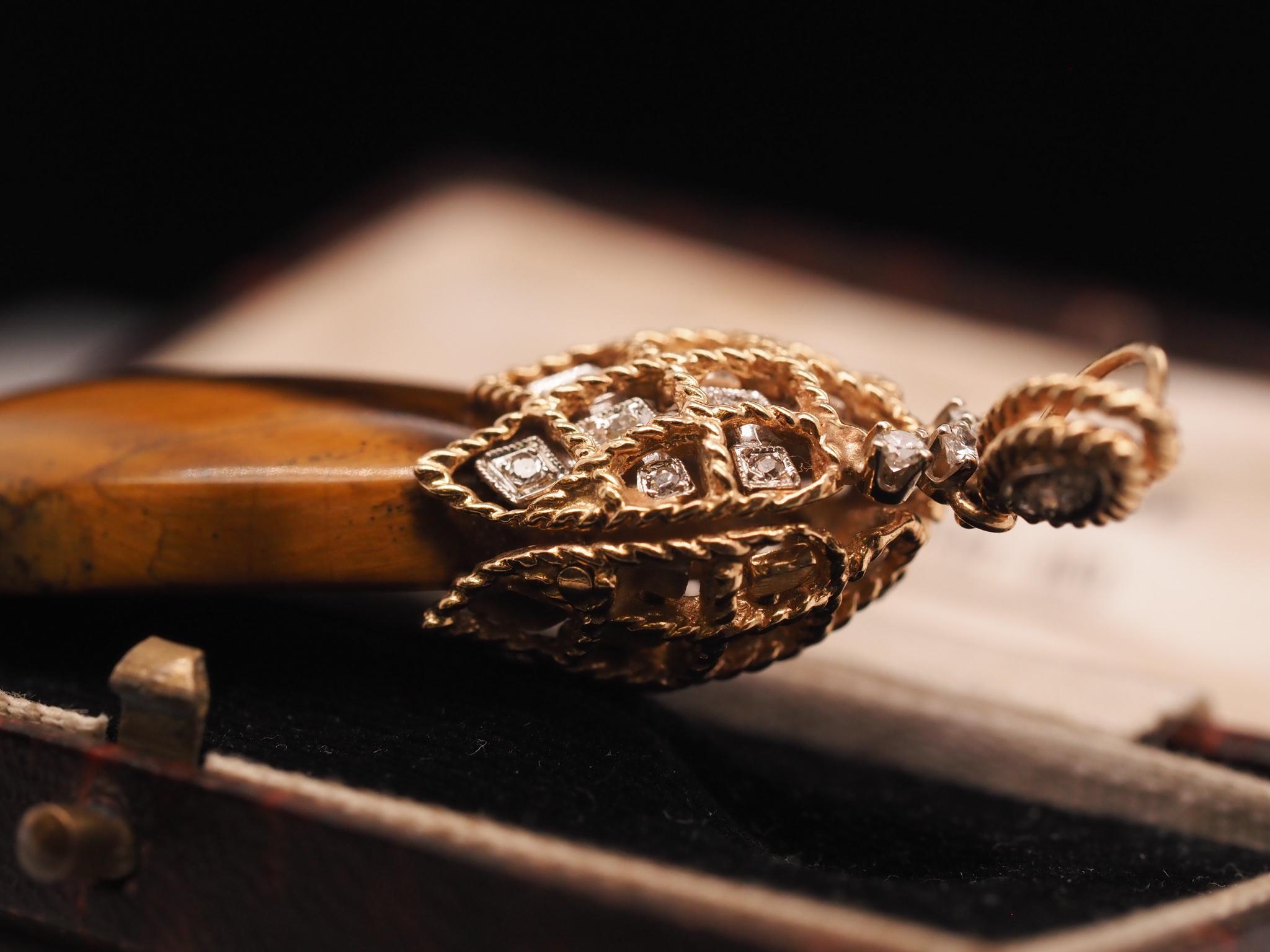 Ciondolo grande d'epoca con diamante in oro giallo 14K con occhio di tigre in vendita 2