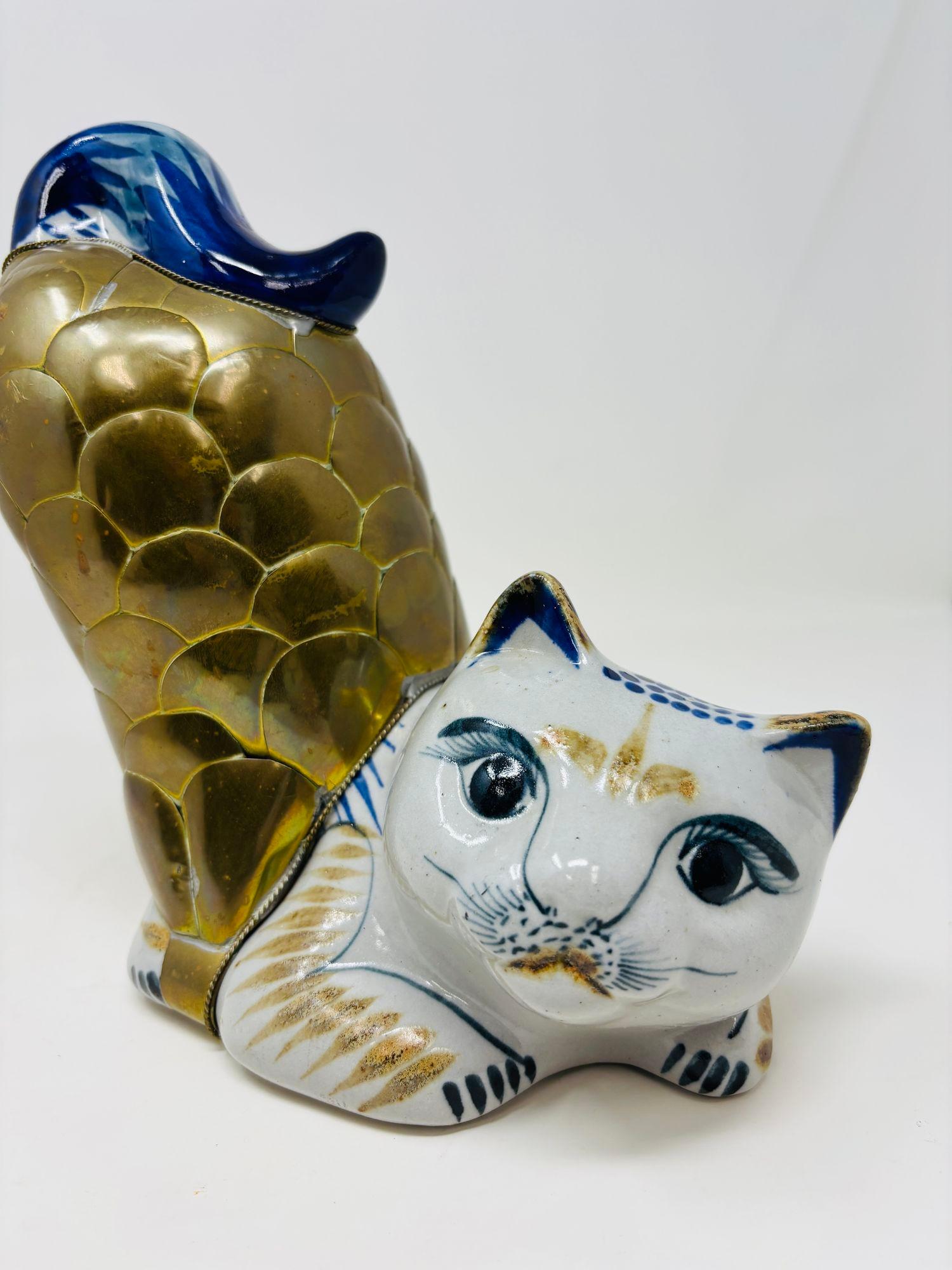 Grande statuetta in ceramica e ottone di Tonala Mexican Stretching Cat, vintage in vendita 5
