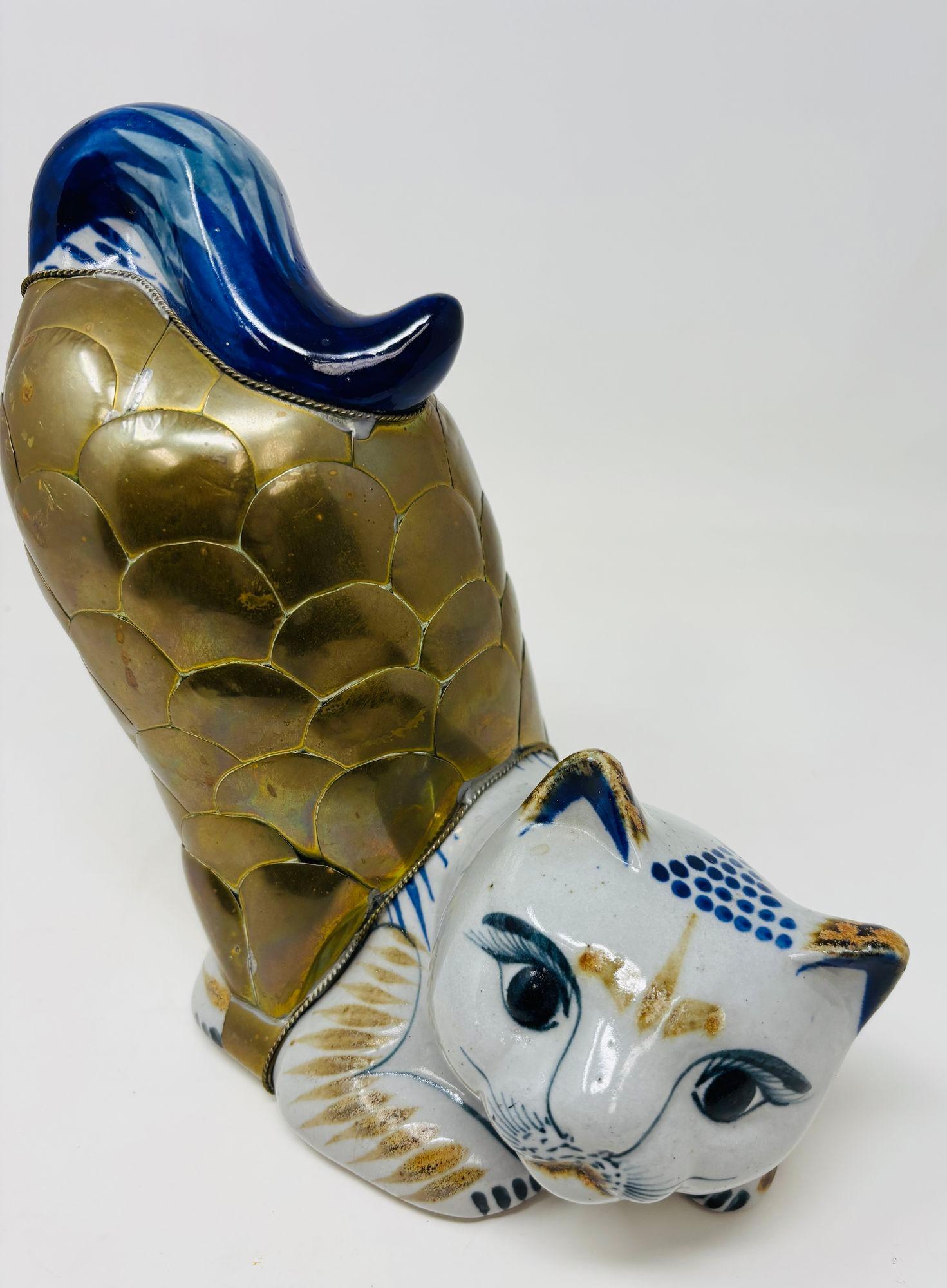 Grande statuetta in ceramica e ottone di Tonala Mexican Stretching Cat, vintage in vendita 6