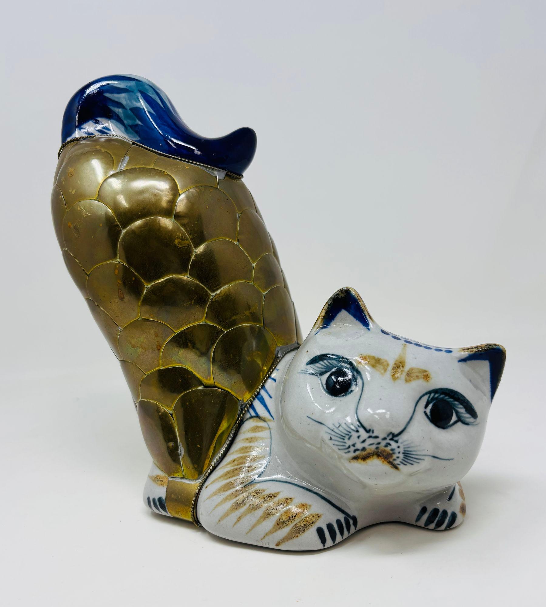 Gatto allungato messicano Tonala di grandi dimensioni in ceramica e ottone, statuetta d'arte popolare.
Gatto Tonala Pottery d'epoca realizzato a mano con sovrapposizione di ottone in stile Sergi0 Bustamante.
Colori tenui in beige e blu.
Il suo volto