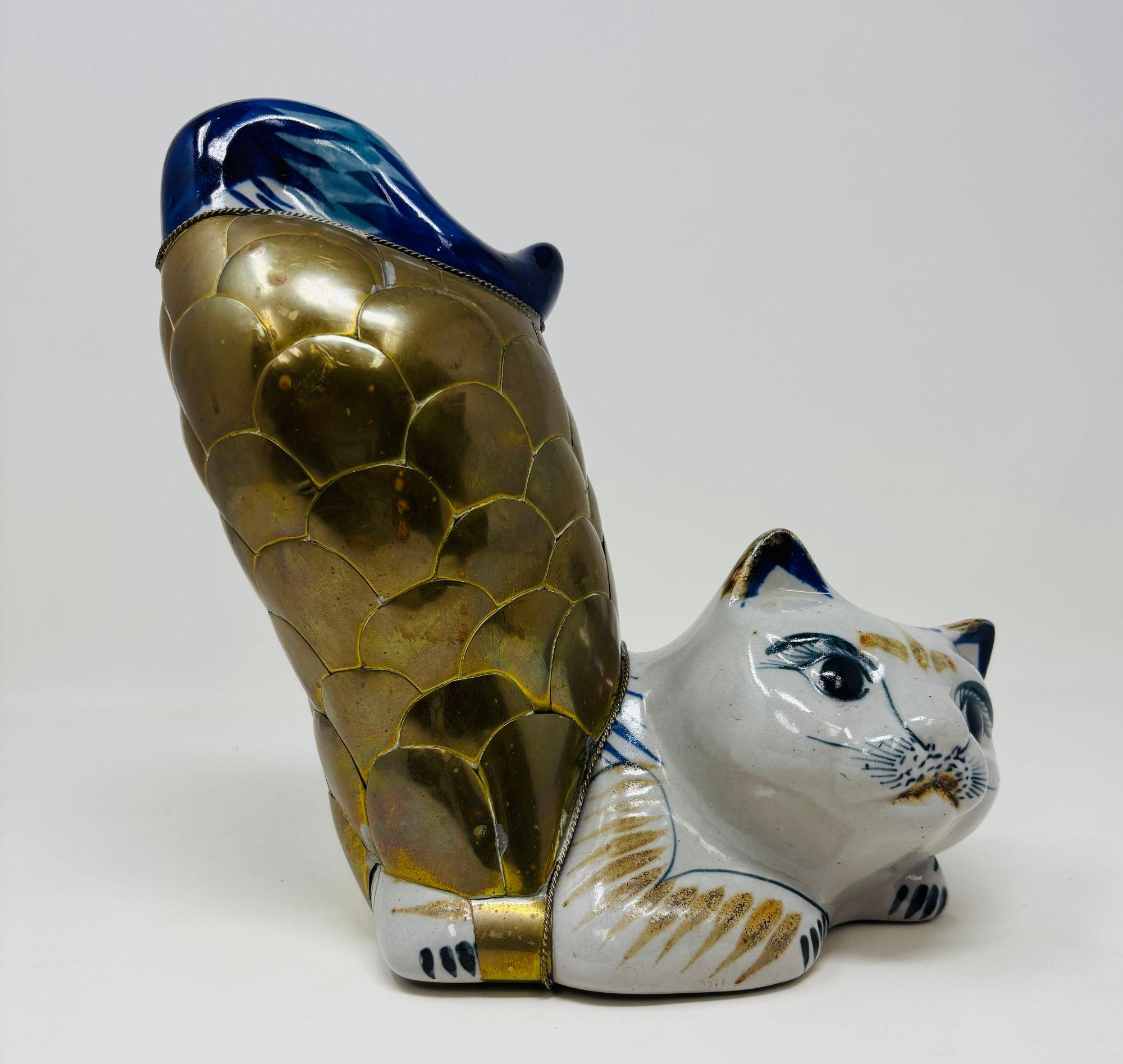 Arte popolare Grande statuetta in ceramica e ottone di Tonala Mexican Stretching Cat, vintage in vendita