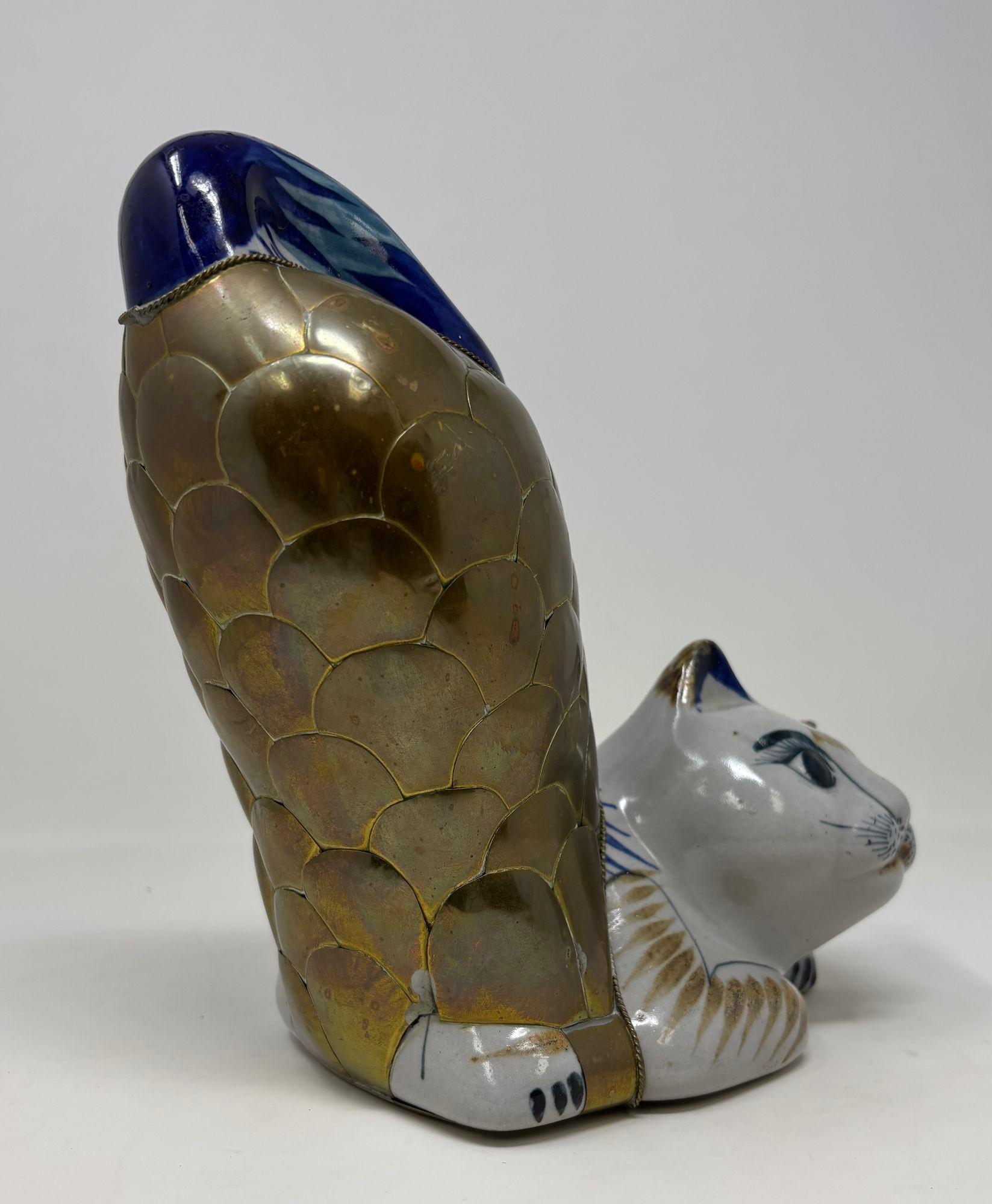 Grande statuetta in ceramica e ottone di Tonala Mexican Stretching Cat, vintage In condizioni buone in vendita a North Hollywood, CA