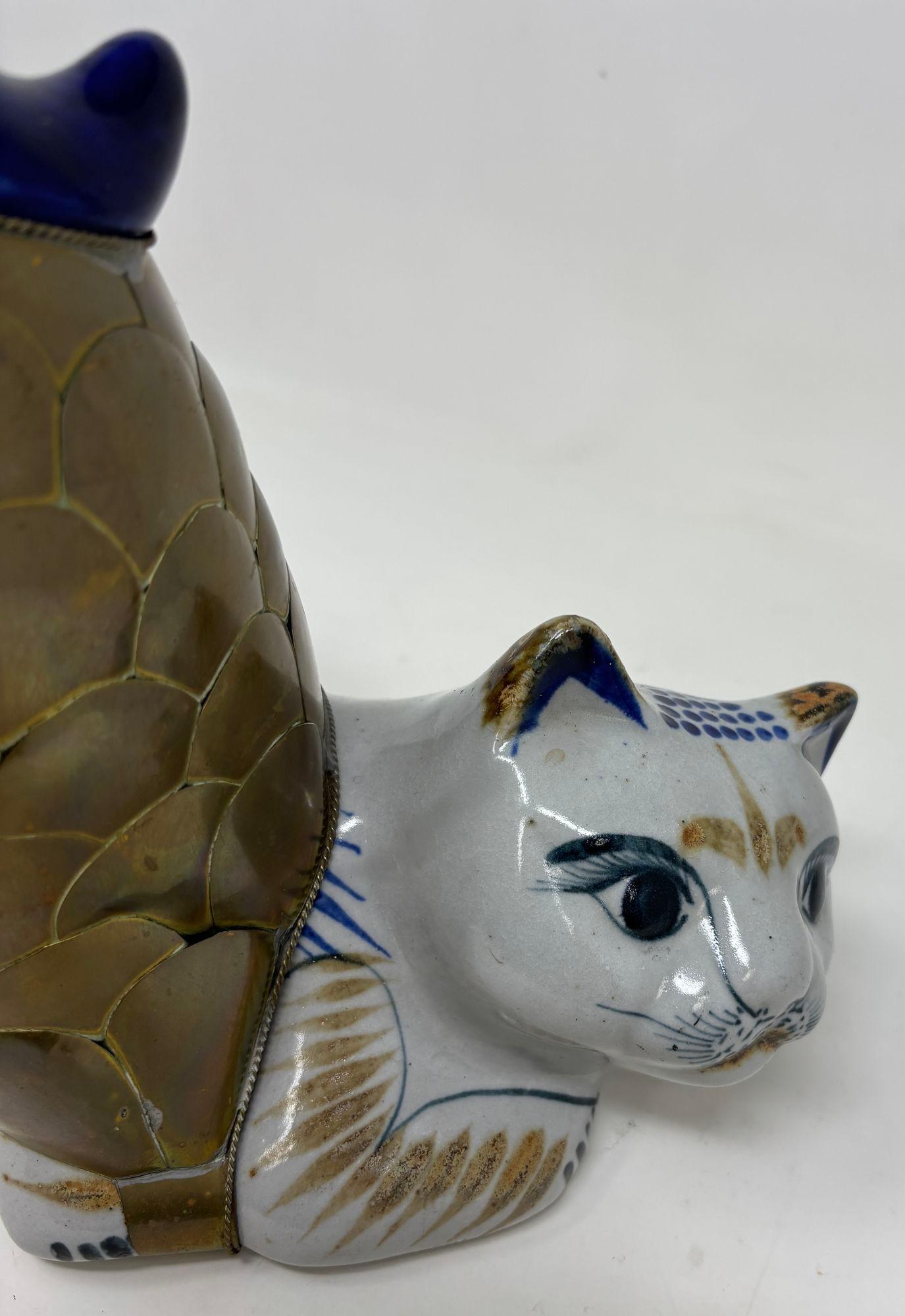 XX secolo Grande statuetta in ceramica e ottone di Tonala Mexican Stretching Cat, vintage in vendita