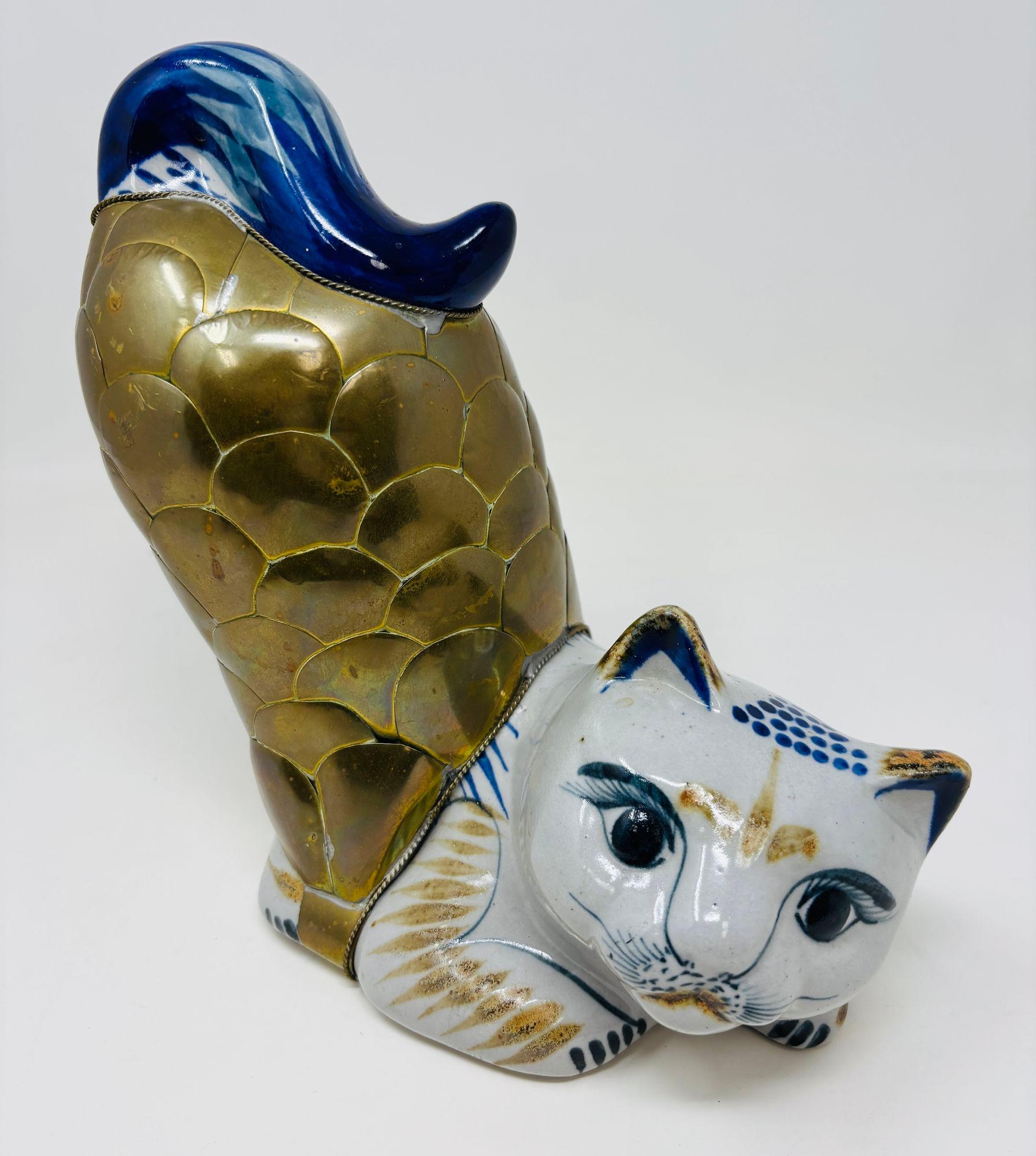 Ottone Grande statuetta in ceramica e ottone di Tonala Mexican Stretching Cat, vintage in vendita