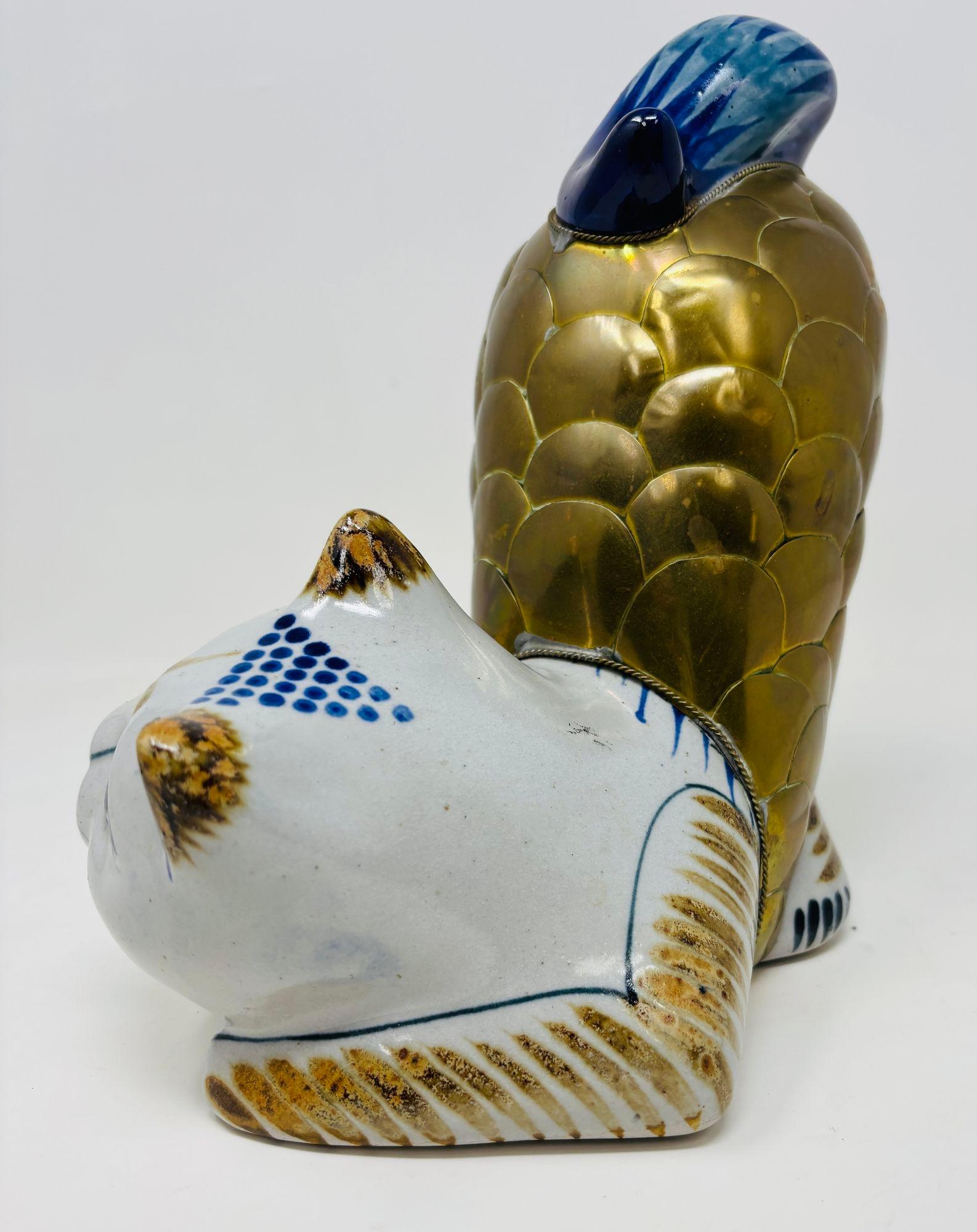 Grande statuetta in ceramica e ottone di Tonala Mexican Stretching Cat, vintage in vendita 1
