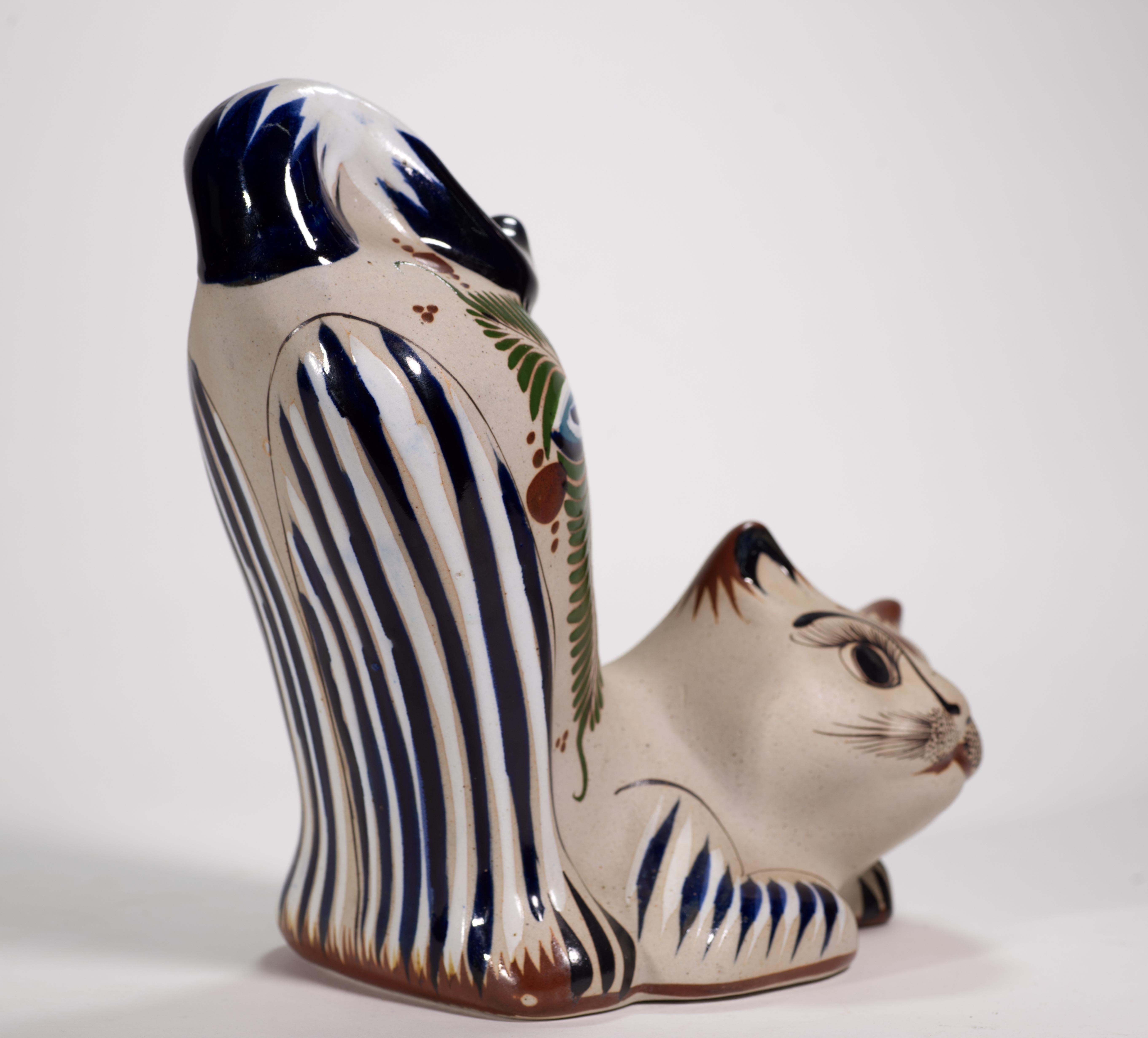 Gatto vintage di grandi dimensioni in Tonala Pottery, dipinto a mano, firmato In condizioni buone in vendita a Clifton Springs, NY