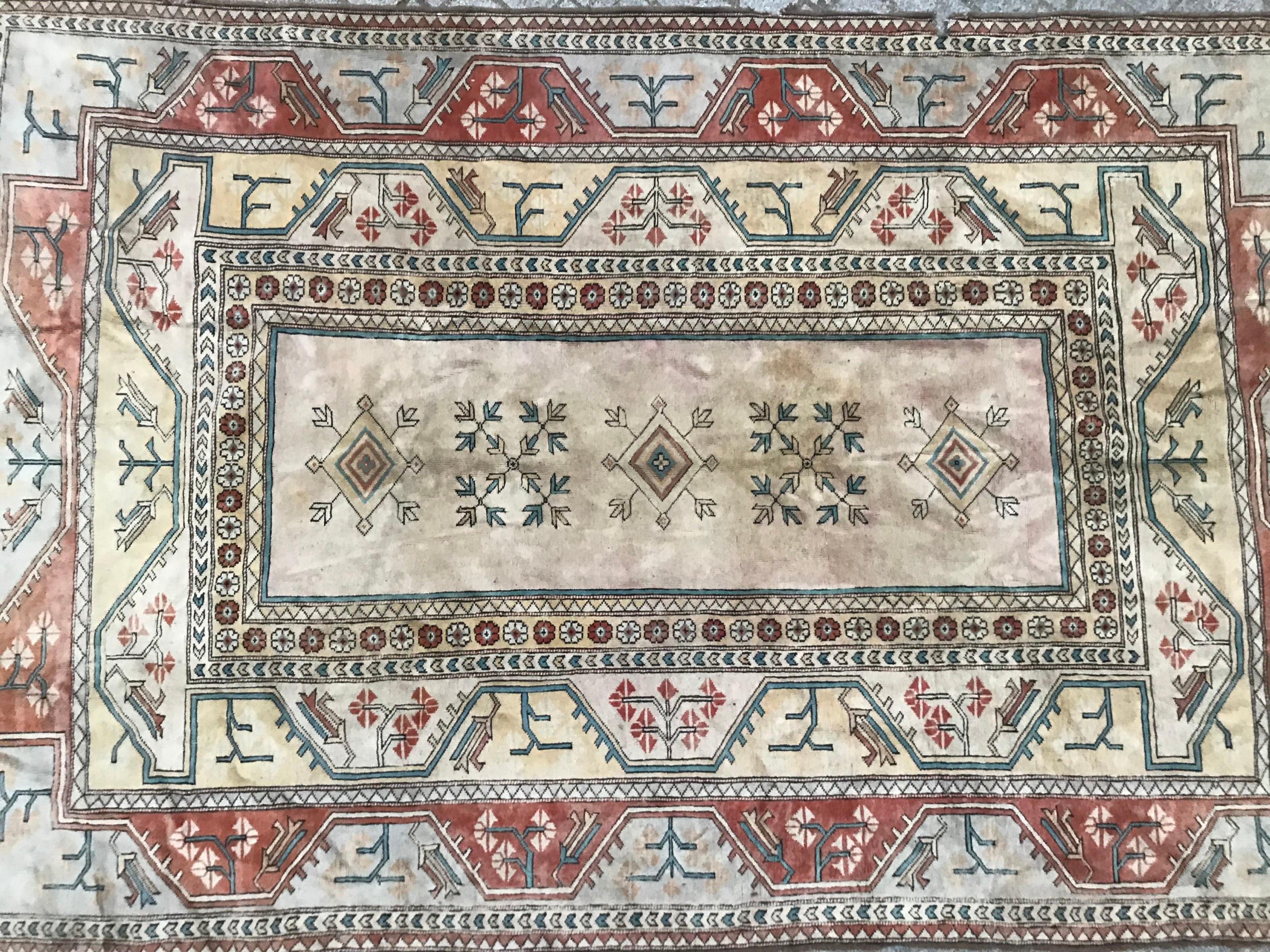 Schöne Vintage türkischen anatolischen Teppich mit einem schönen geometrischen Design und schöne helle Farben mit grün, braun, gelb und beige, ganz Hand mit Wolle Samt auf Wolle Fundament geknüpft.
 