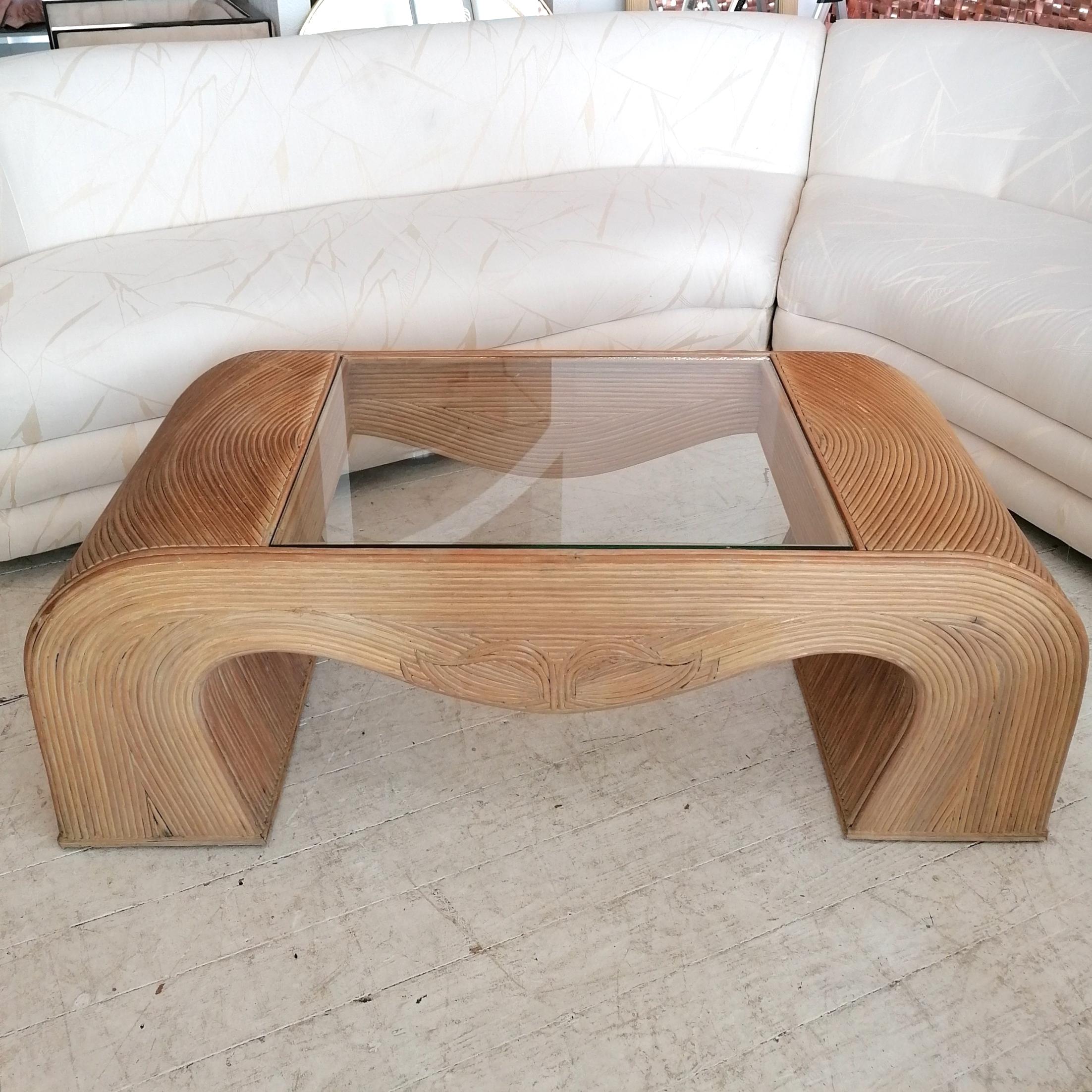 A gorgeous large waterfall pencil reed coffee table with inset glass top. USA, circa 1980s.
In great vintage condition.
Really hard to find this shape.

Dimensions: length 128cm, width 56cm, height 45cm.