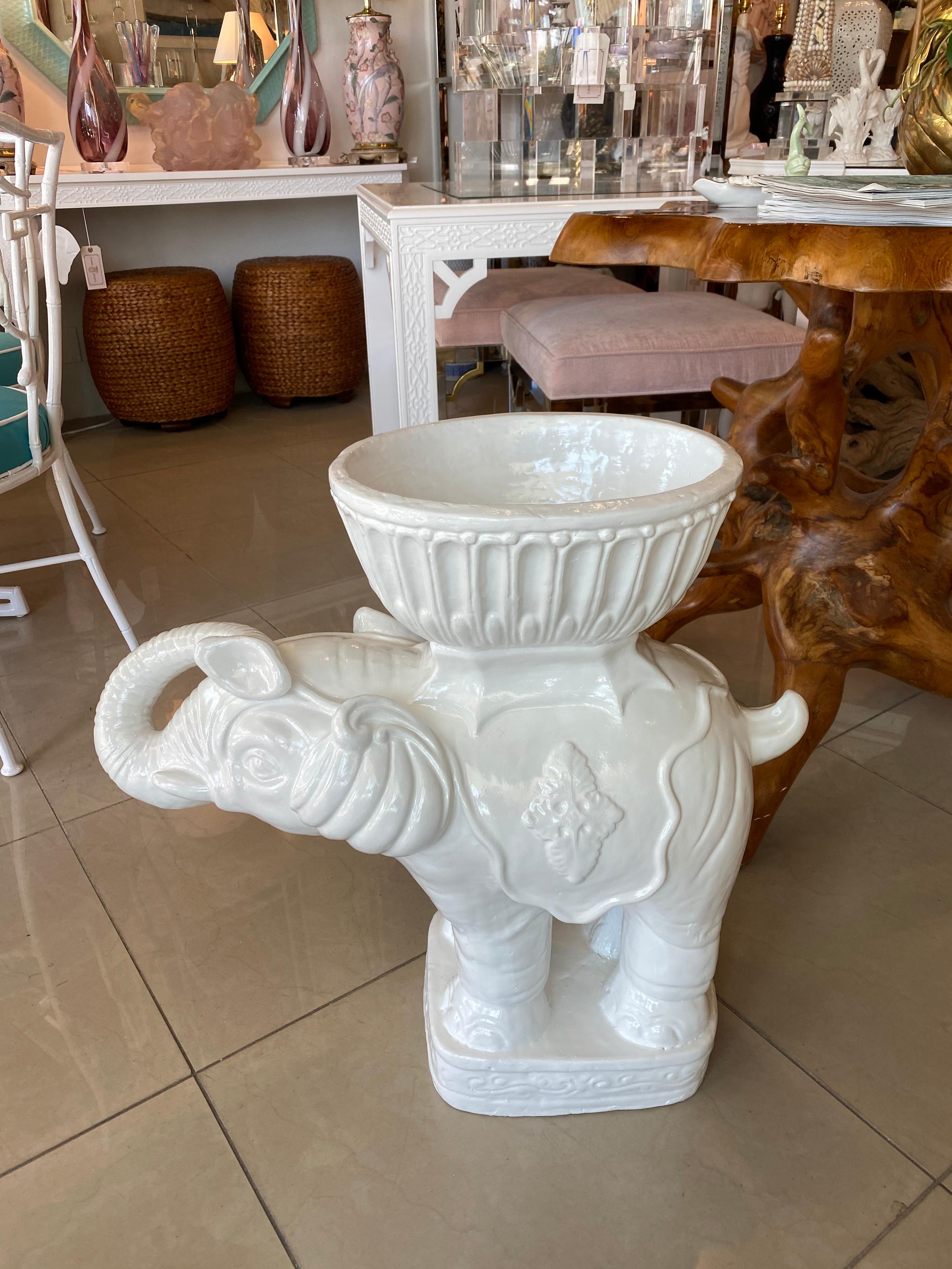 elefante de yeso pintado a mano