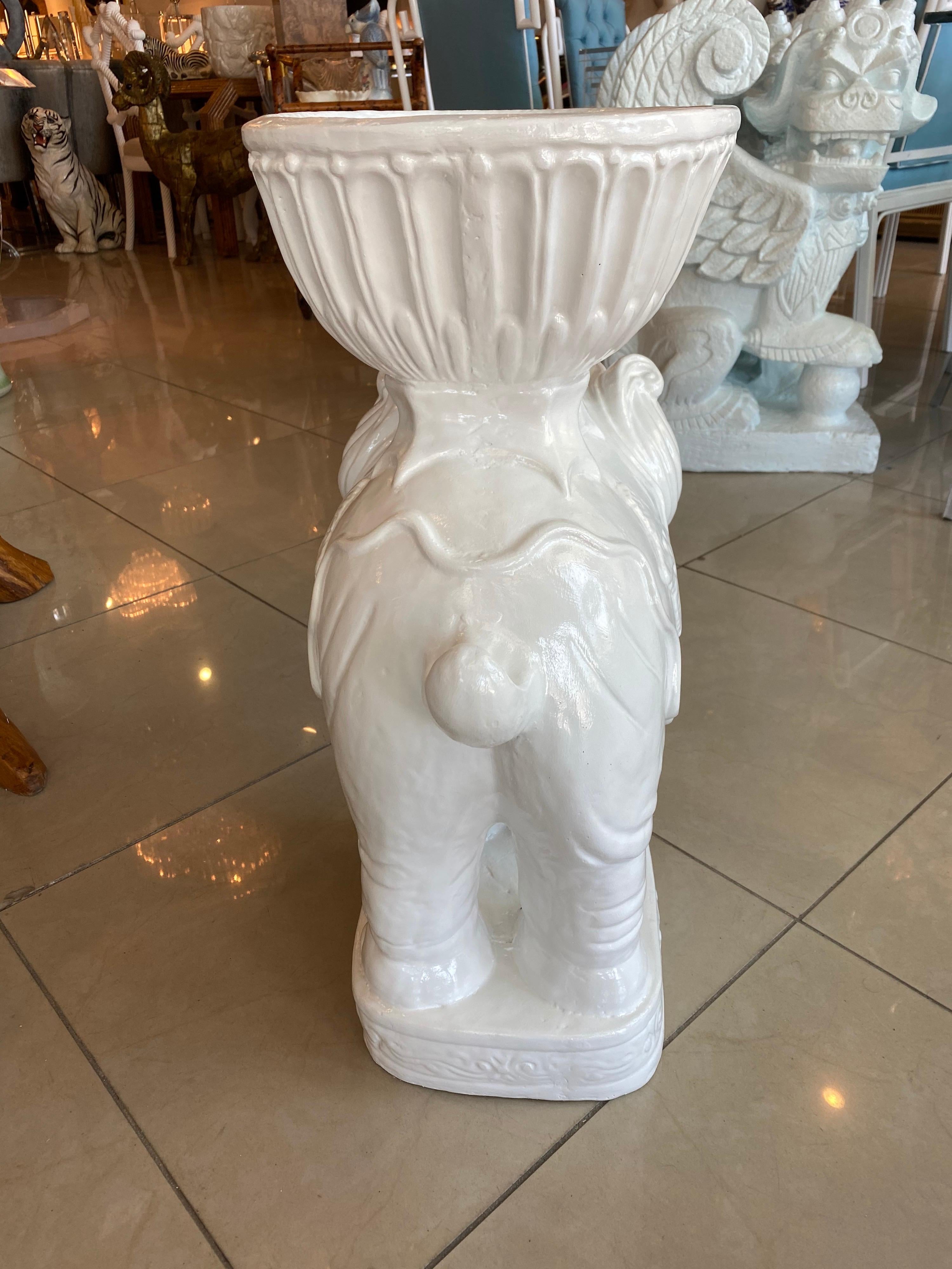 Vintage Gran Elefante Blanco Jardin Jardinera Jardinera Yeso finales del siglo XX en venta
