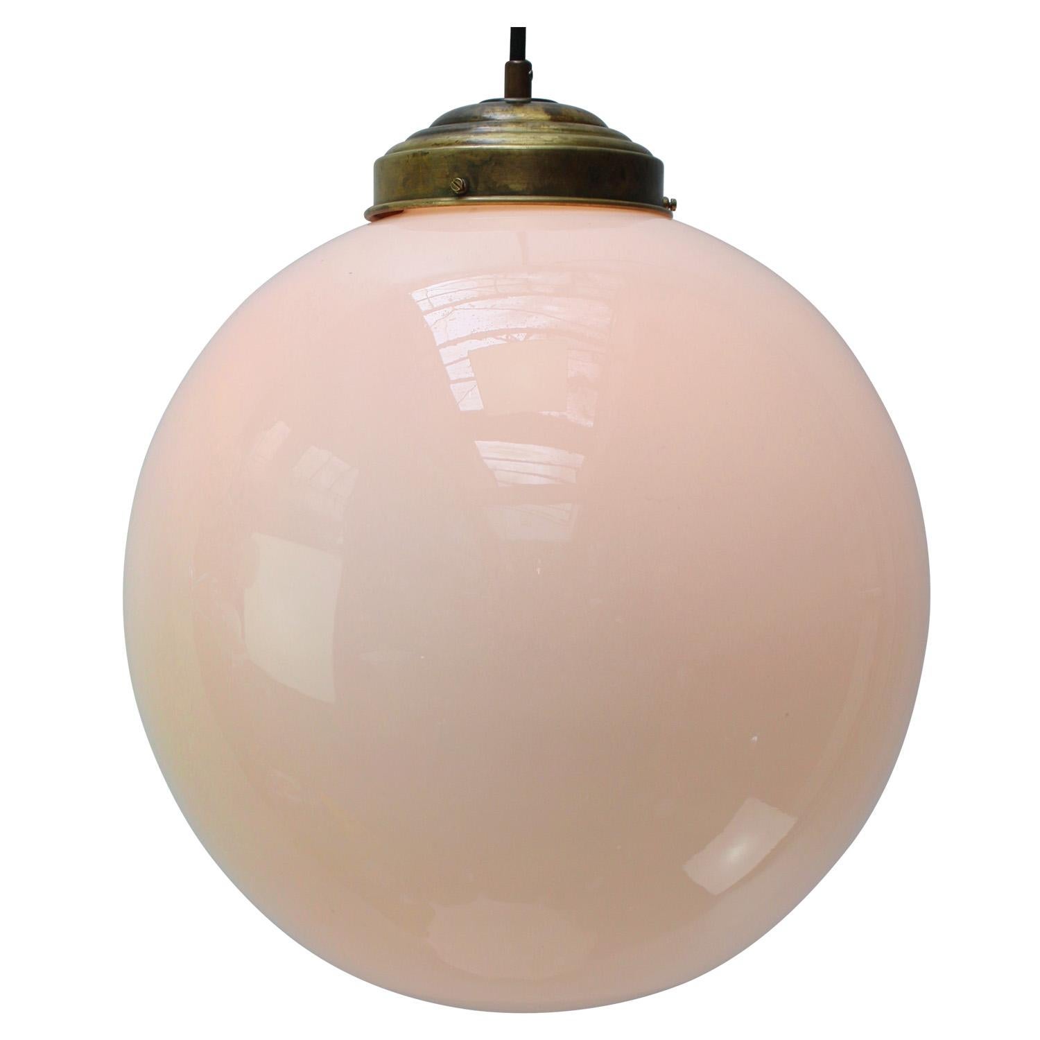 Globe en verre opalin
2 mètres de coton flexible noir
Dessus en laiton

Poids : 2,50 kg / 5,5 lb

Le prix est fixé par article individuel. Toutes les lampes ont été rendues conformes aux normes internationales pour les ampoules à incandescence, les