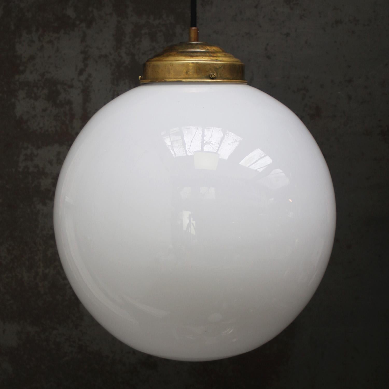 Mid-Century Modern Vintage - Grand globe en verre opalin blanc, lampes à suspension en laiton en vente