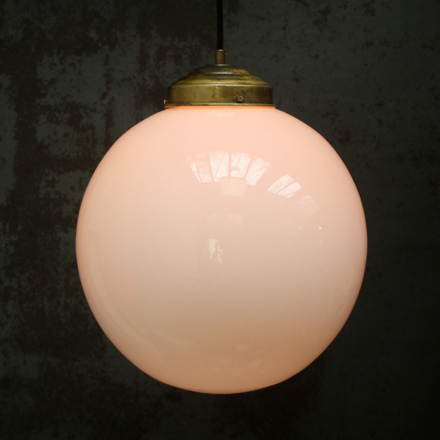 Néerlandais Vintage - Grand globe en verre opalin blanc, lampes à suspension en laiton en vente