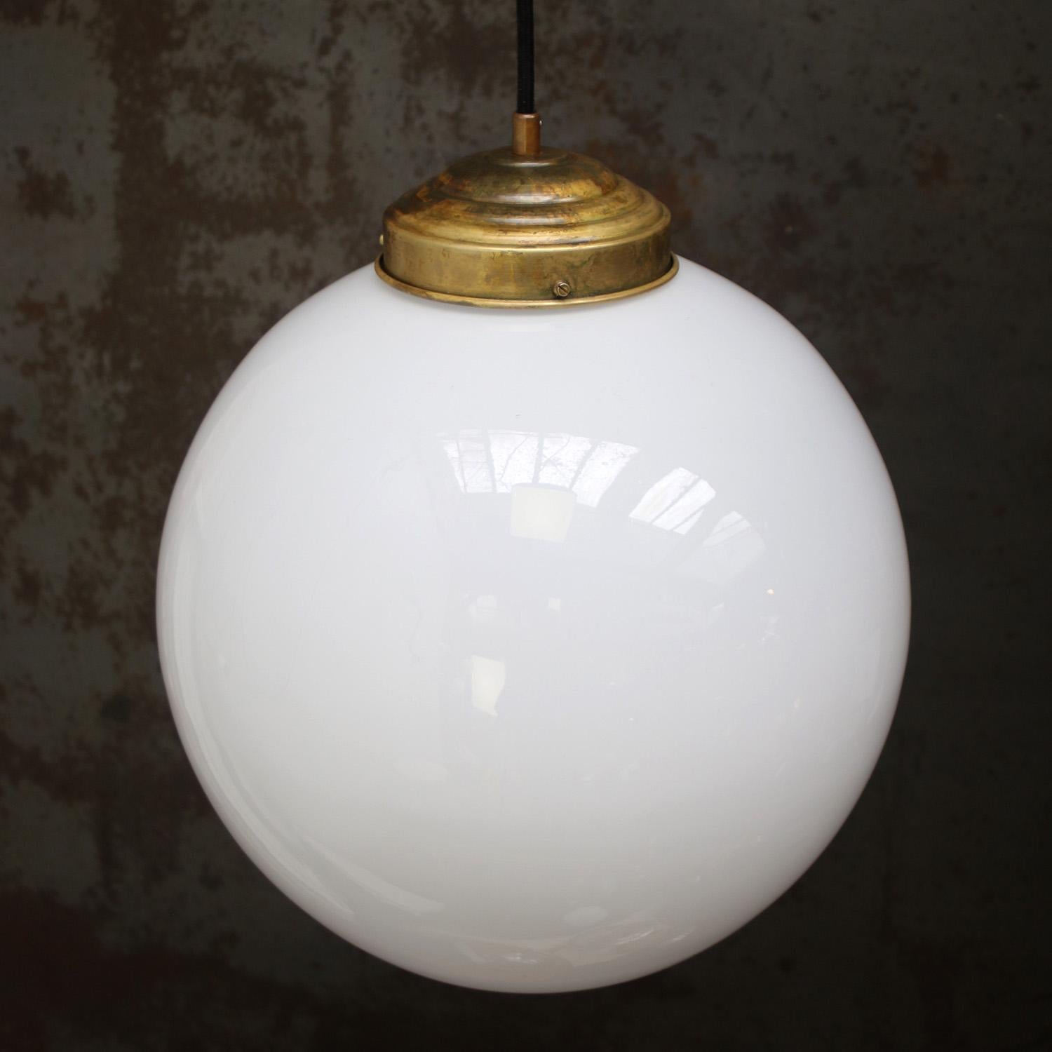 Vintage - Grand globe en verre opalin blanc, lampes à suspension en laiton Bon état - En vente à Amsterdam, NL