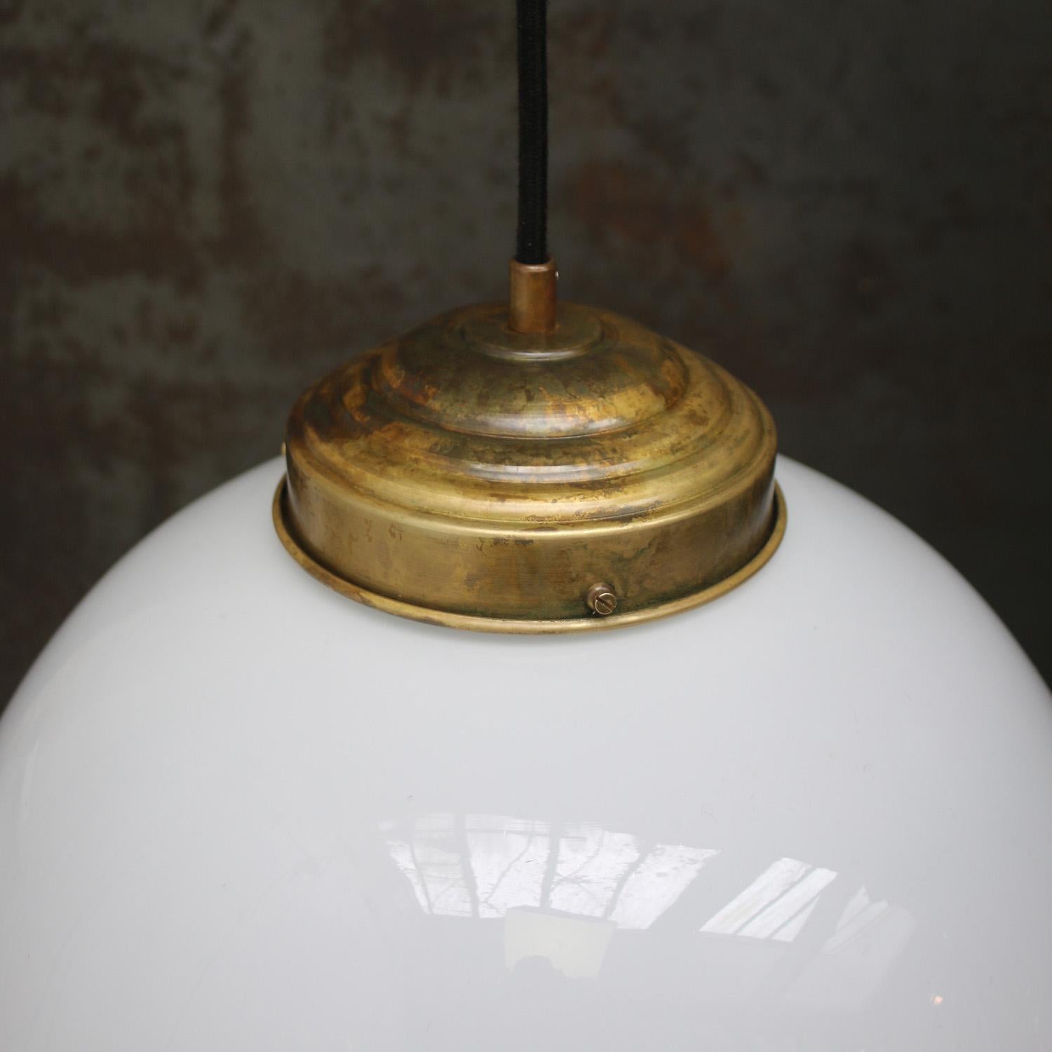 20ième siècle Vintage - Grand globe en verre opalin blanc, lampes à suspension en laiton en vente