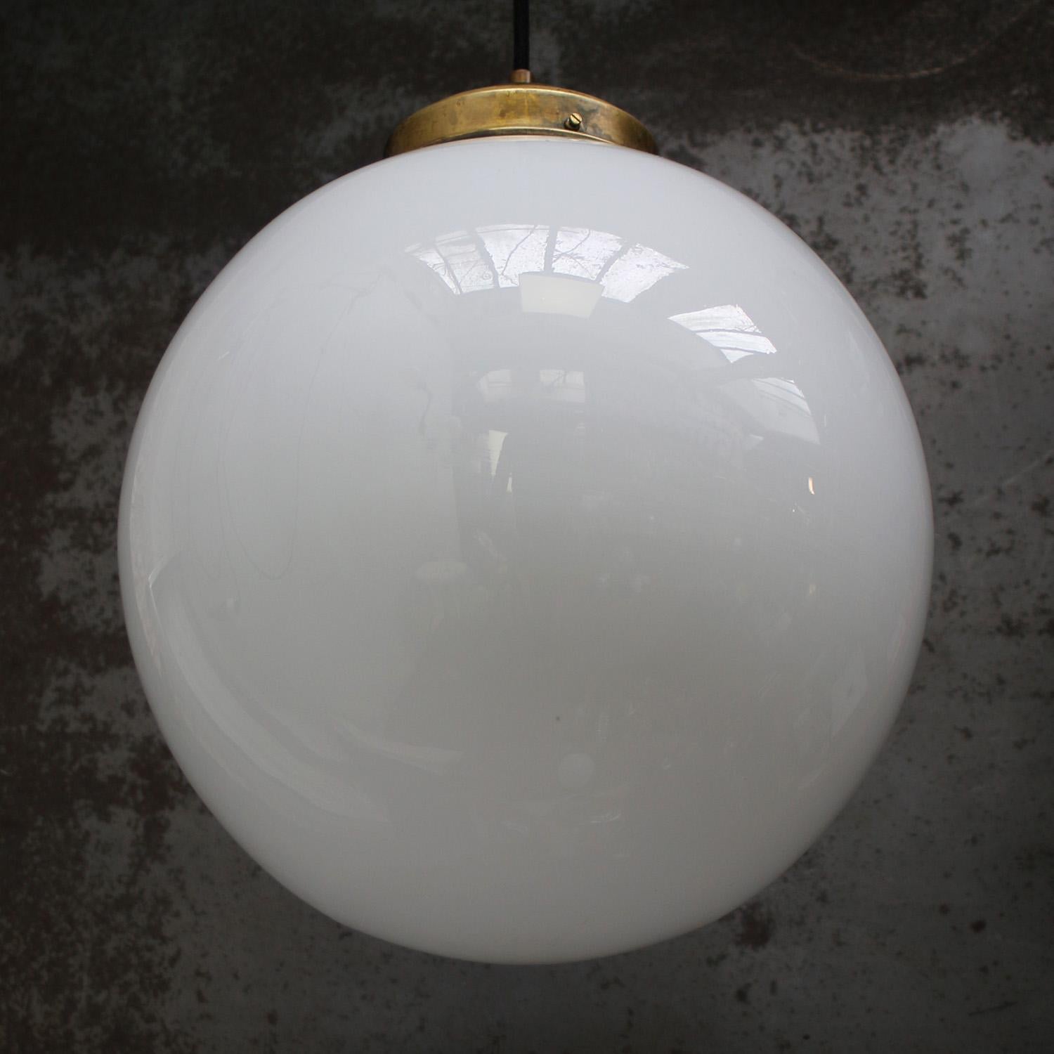 Laiton Vintage - Grand globe en verre opalin blanc, lampes à suspension en laiton en vente