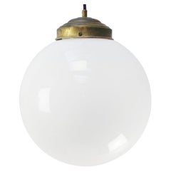 Vintage - Grand globe en verre opalin blanc, lampes à suspension en laiton