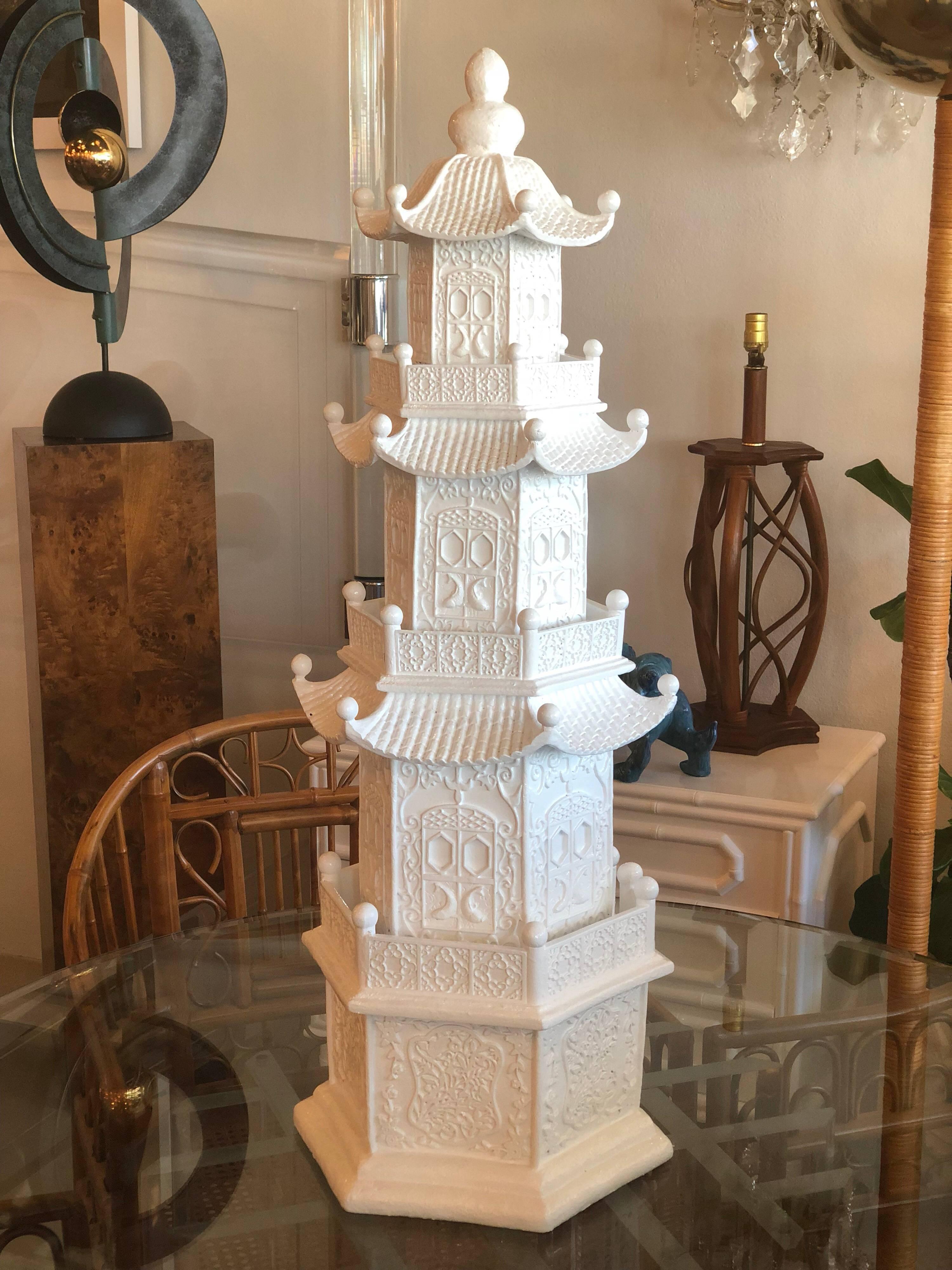 Vintage Large White Pagoda Statue Chinoiserie Garden In Excellent Condition In West Palm Beach, FL
