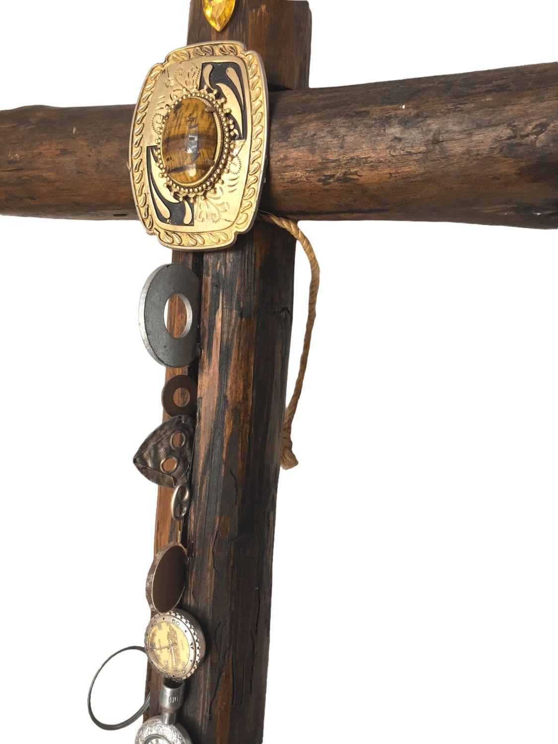 Vintage Large Wood Logs Kreuz mit Metall und Glas Dekorationen. $975
 
Dieses große Kreuz ist aus einem schönen Paar dunkler Holzstämme gefertigt, die dann ausgiebig mit Metallelementen aller Art, insbesondere Uhren, Nägeln und Ringen, verziert