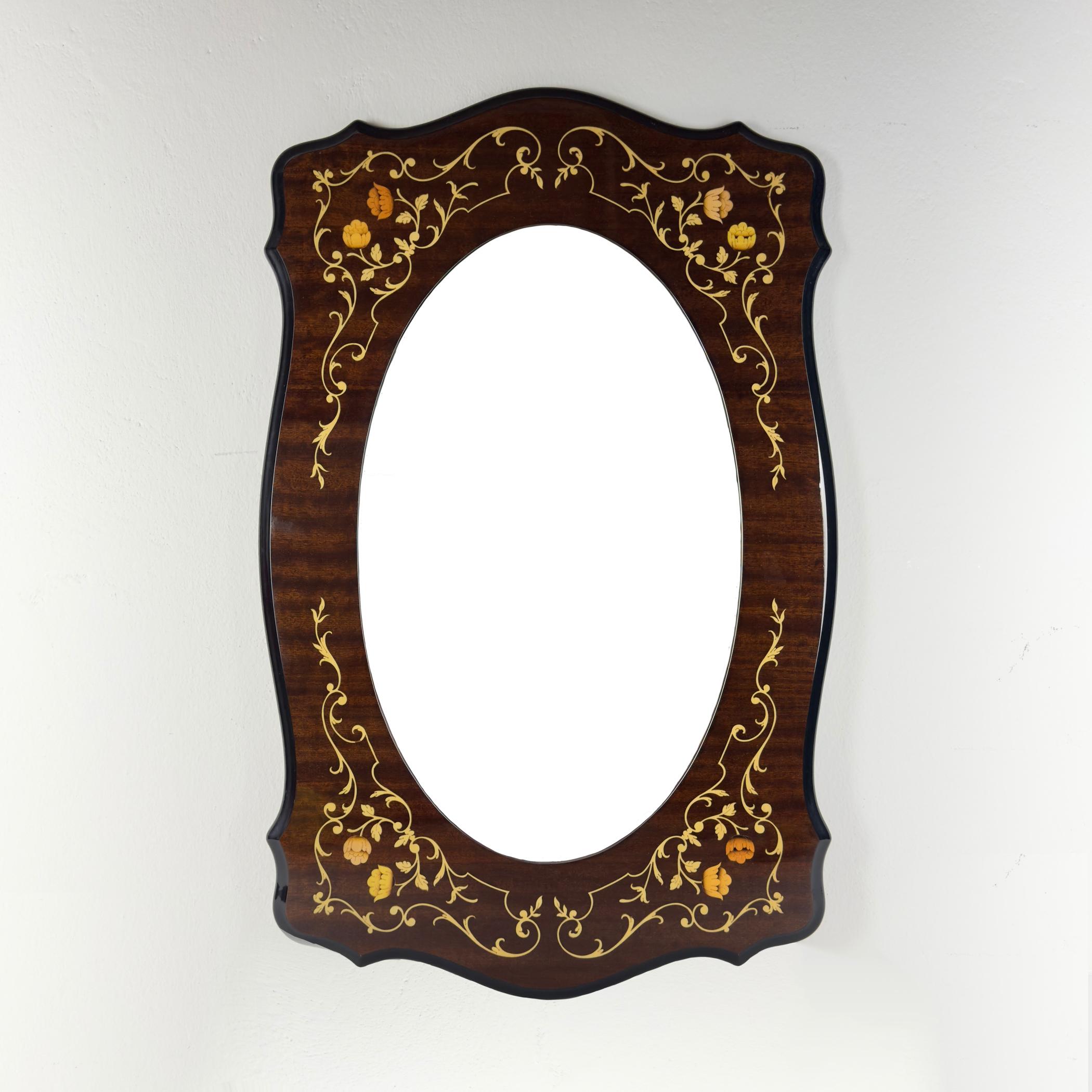 Magnifique grand miroir en bois avec des fleurs. Fabriqué en Italie dans les années 1970.

Très bon état vintage.

Dimensions :
Largeur : 50 cm / 20 pouces
Hauteur : 76 cm
Profondeur : 2 cm / 0.8 pouces
Poids : 5 kg / 11 lbs

Nous offrons un service
