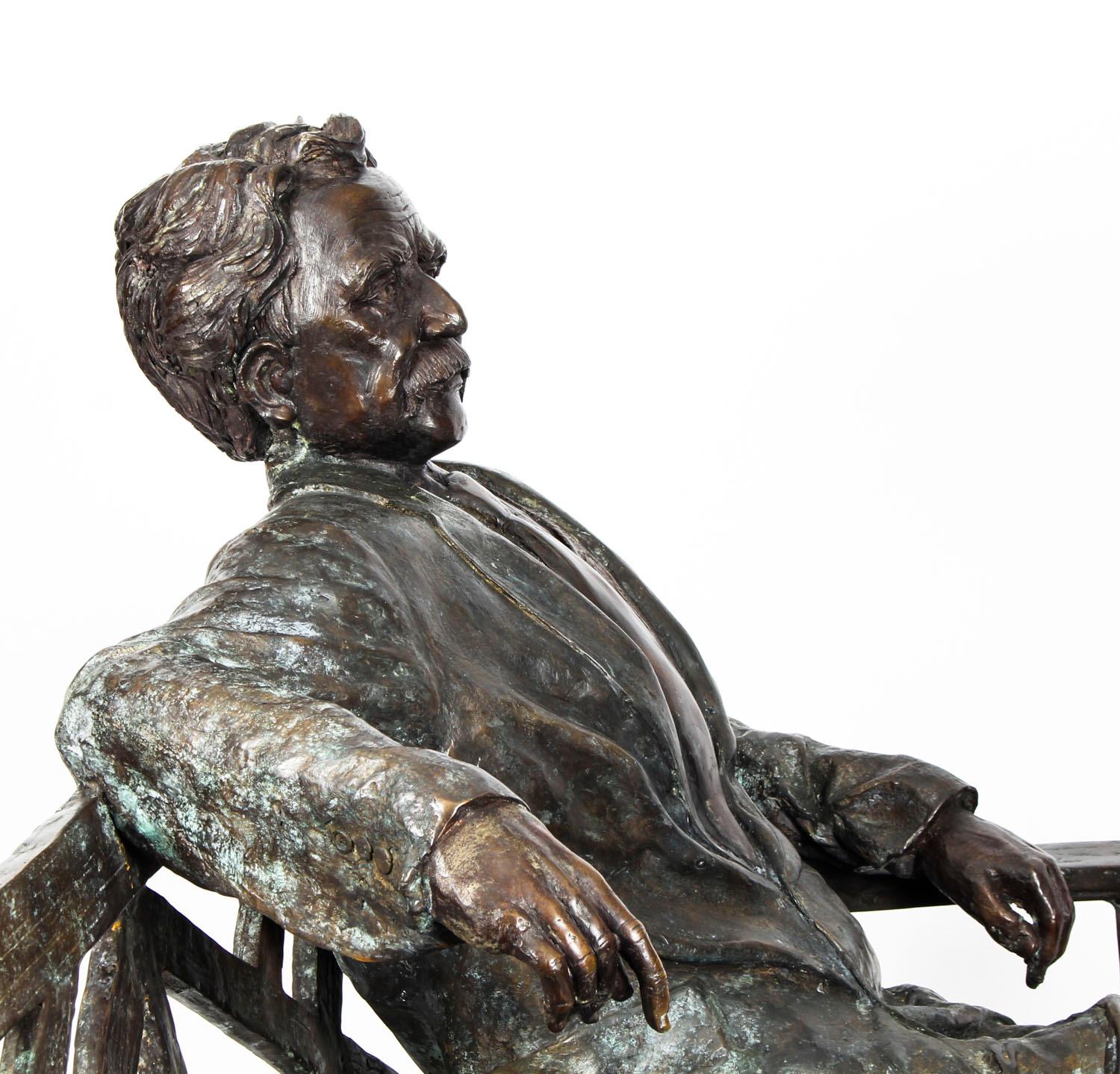 Grand bronze vintage grandeur que nature d'Albert Einstein sur un banc de jardin en vente 5