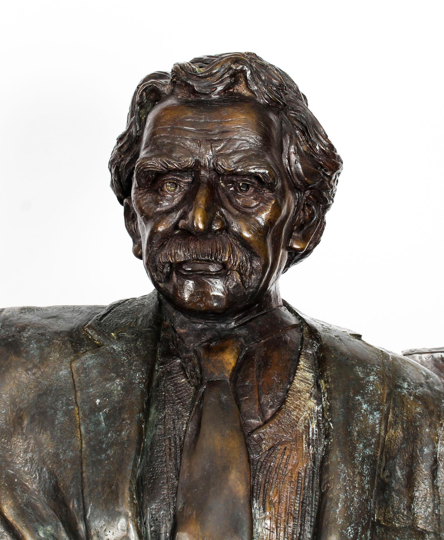 Grand bronze vintage grandeur que nature d'Albert Einstein sur un banc de jardin en vente 10