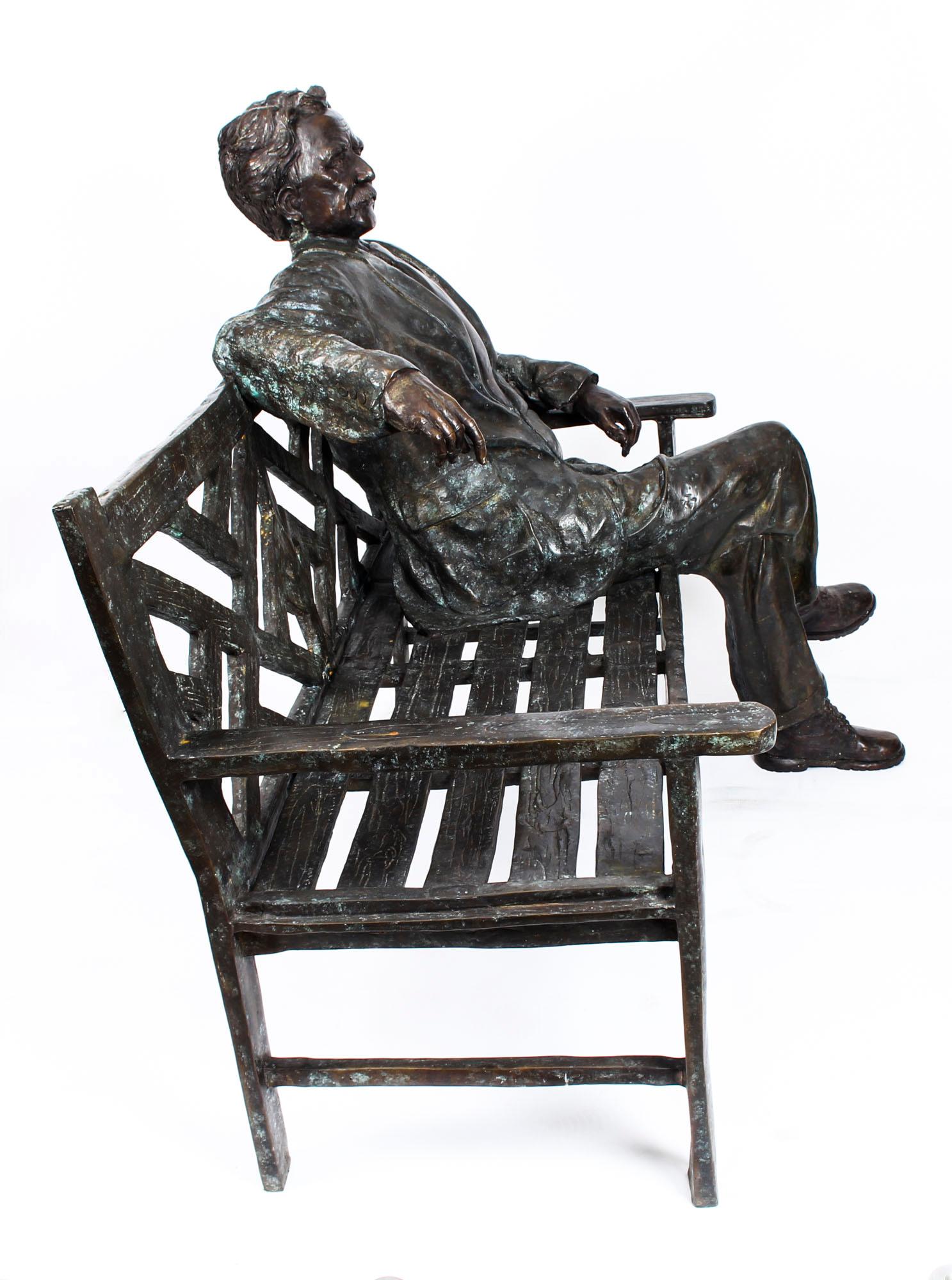 Grand bronze vintage grandeur que nature d'Albert Einstein sur un banc de jardin en vente 13