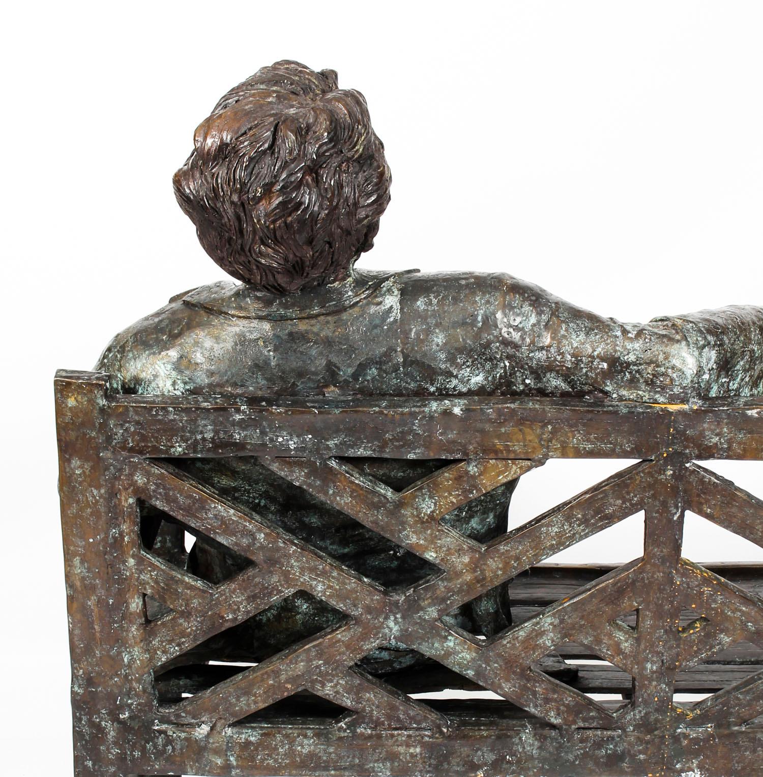 Grand bronze vintage grandeur que nature d'Albert Einstein sur un banc de jardin en vente 4