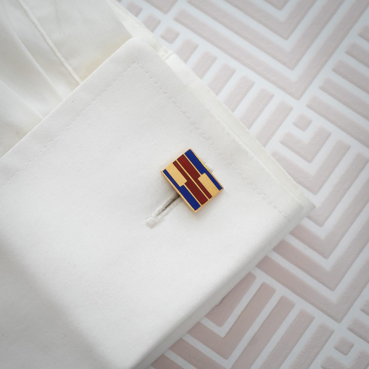 Ein Paar Vintage-Manschettenknöpfe von Larter & Sons aus Emaille und Gold, mit roter und blauer Emaille in einem geometrischen Muster, auf rechteckigen Goldplatten, montiert in 14-karätigem Gold, mit der Larter-Herstellermarke und 14K