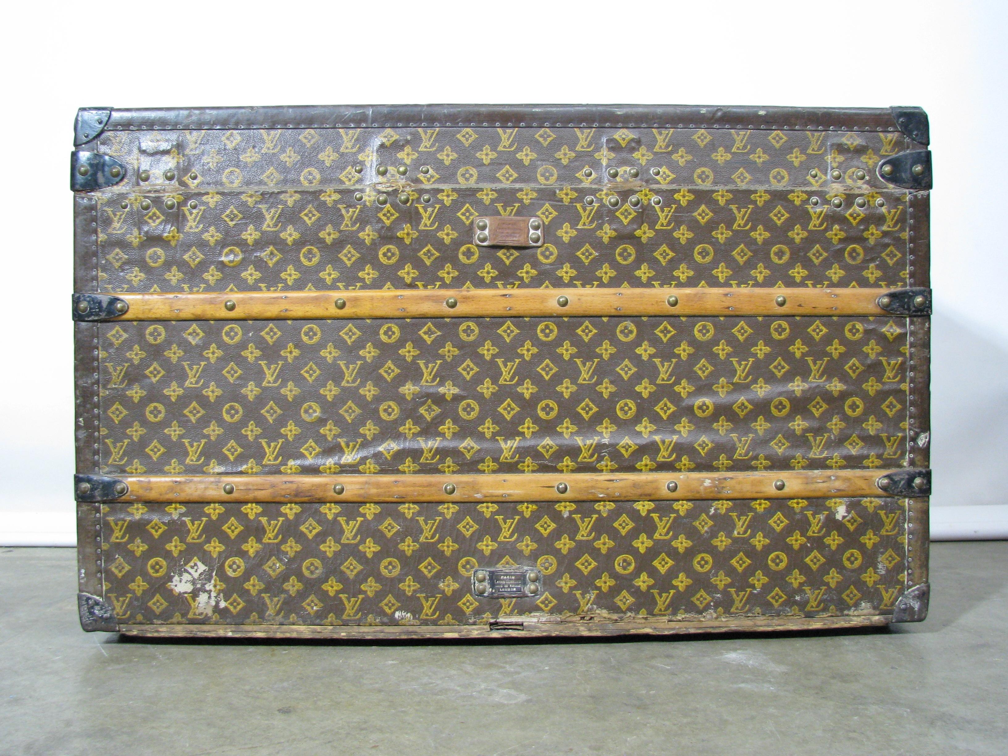 Vintage Late 1920s Louis Vuitton Steamer Trunk with Original Trays and Label In Good Condition For Sale In Geneva, IL