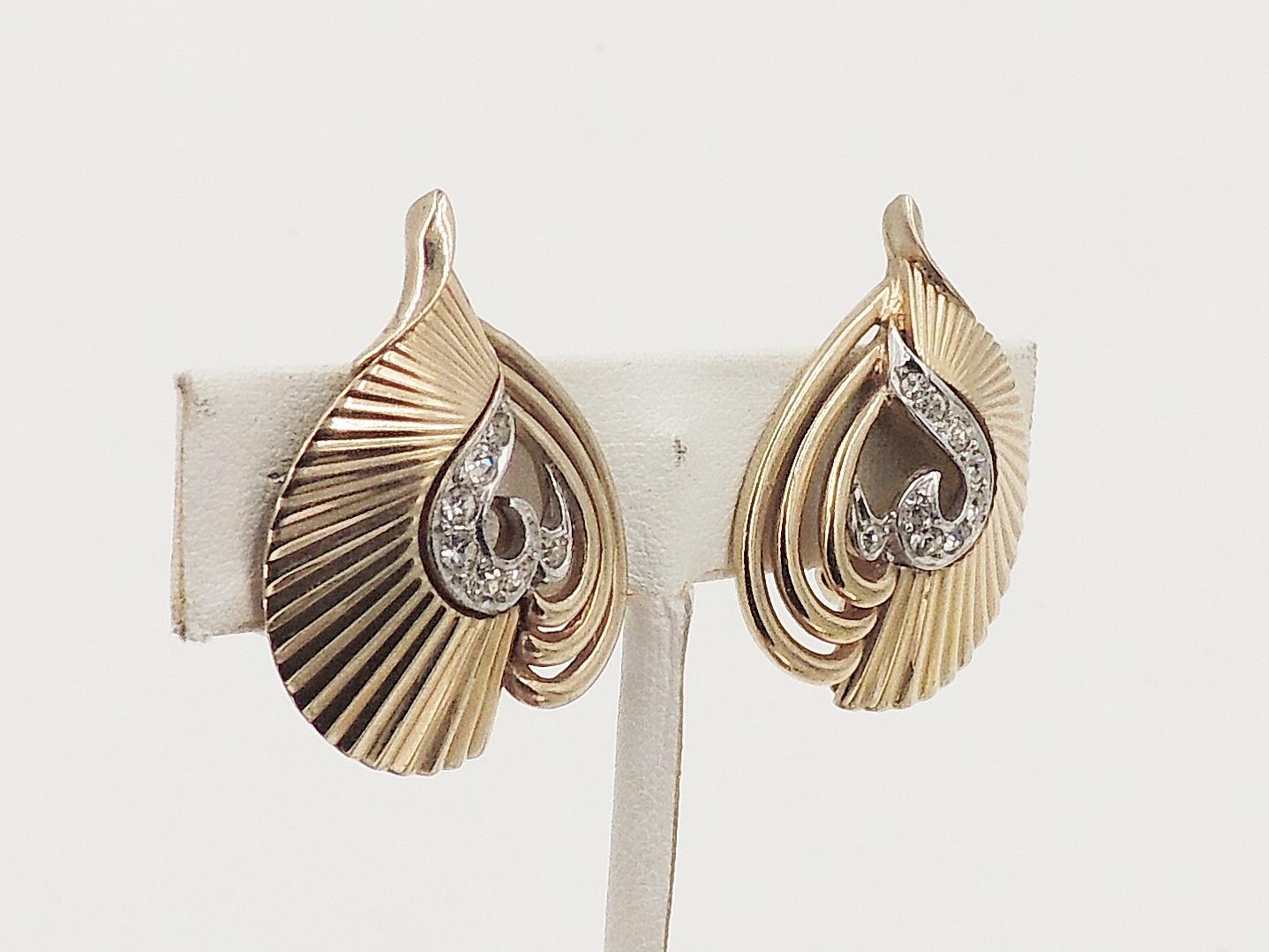 Vintage Late 1950s Signed Boucher Goldtone Clear Rhinestone Clip Earrings In Excellent Condition In Easton, PA