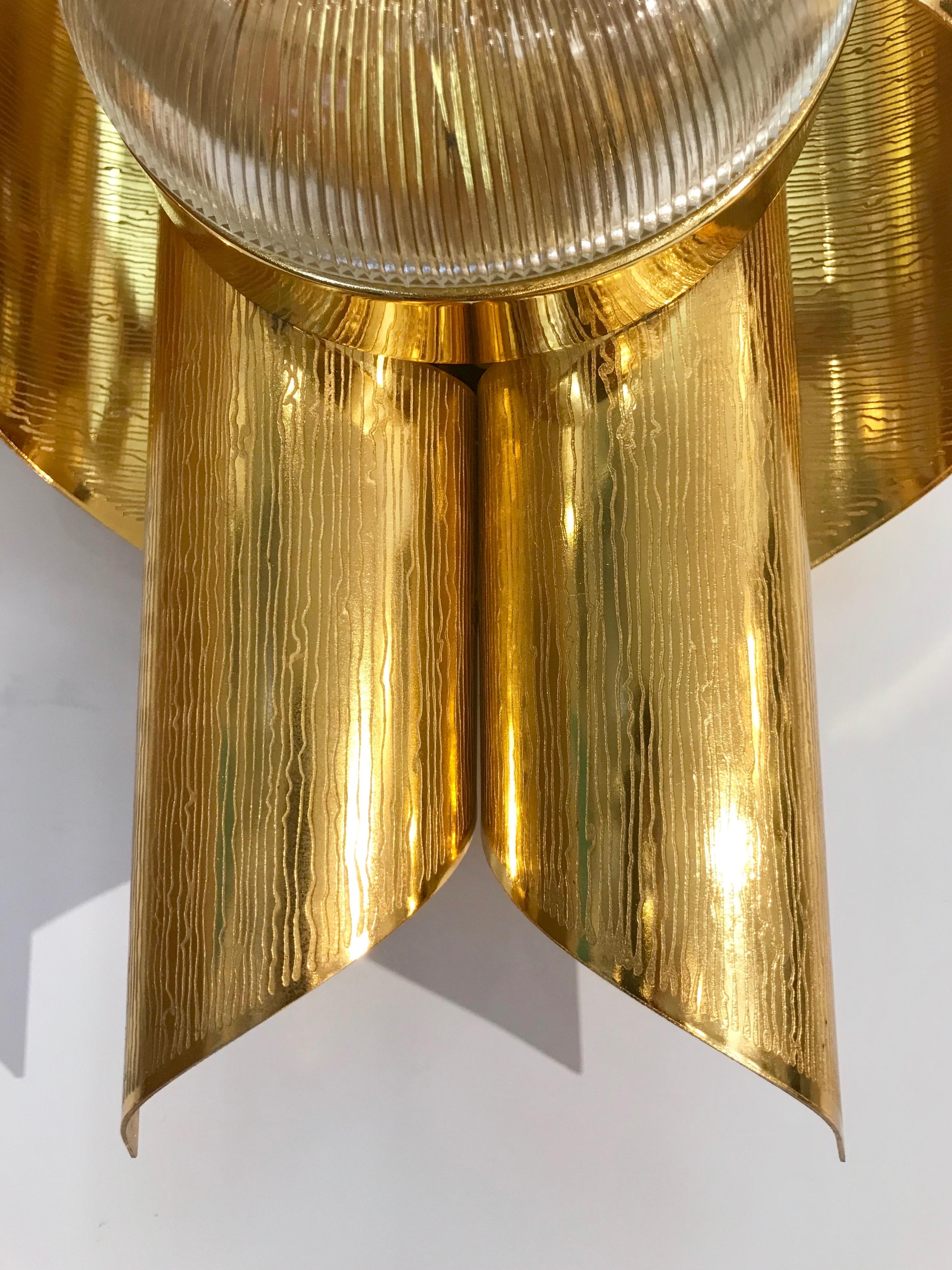 Vintage Late 1970s Modern Design Pair of Folded Brass and Clear Glass Sconces In Excellent Condition In New York, NY