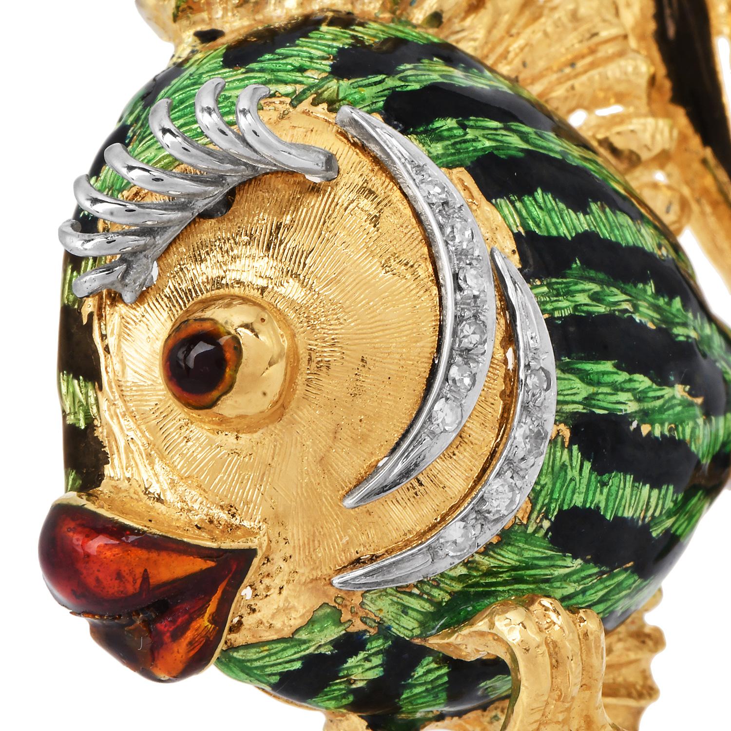 Broche vintage de oro de 18 quilates y esmalte de diamantes de finales de los 80 con forma de pez Retro en venta