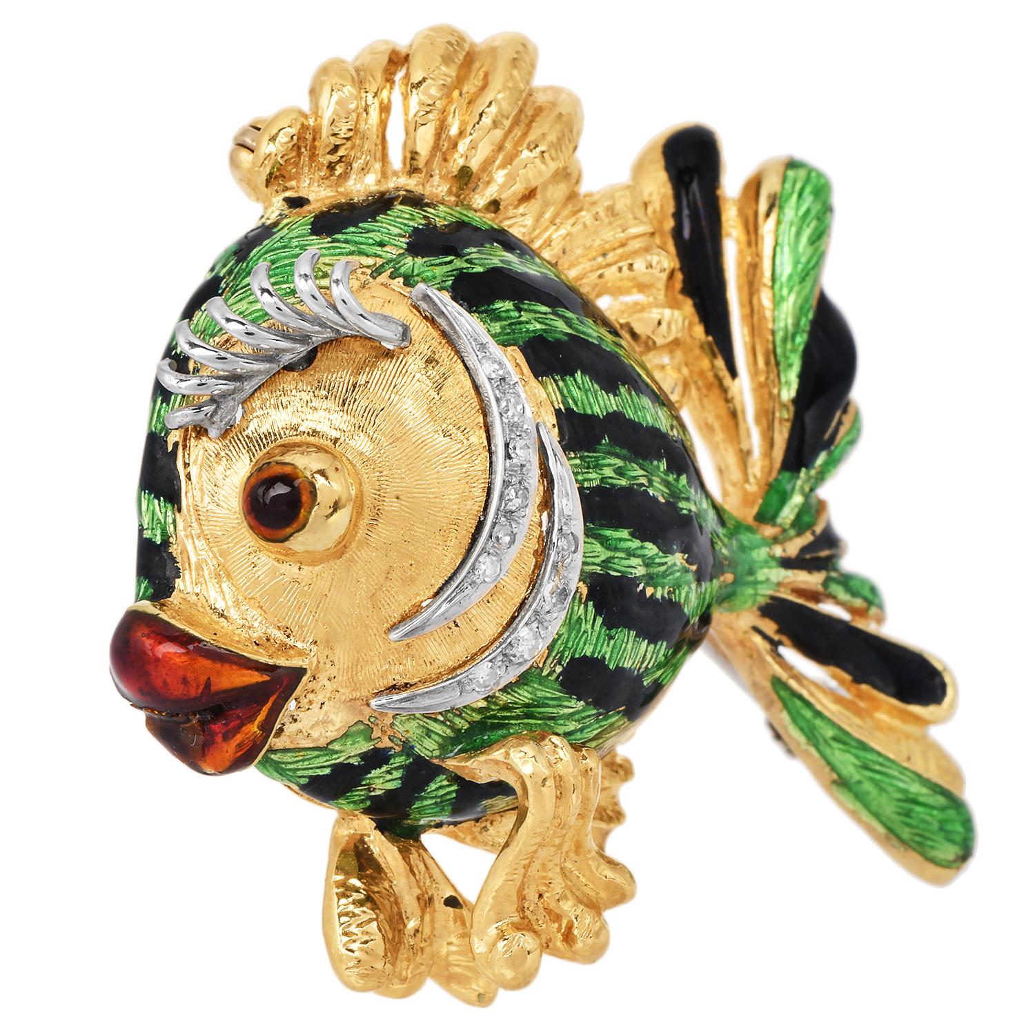 Broche vintage de oro de 18 quilates y esmalte de diamantes de finales de los 80 con forma de pez Corte redondo en venta