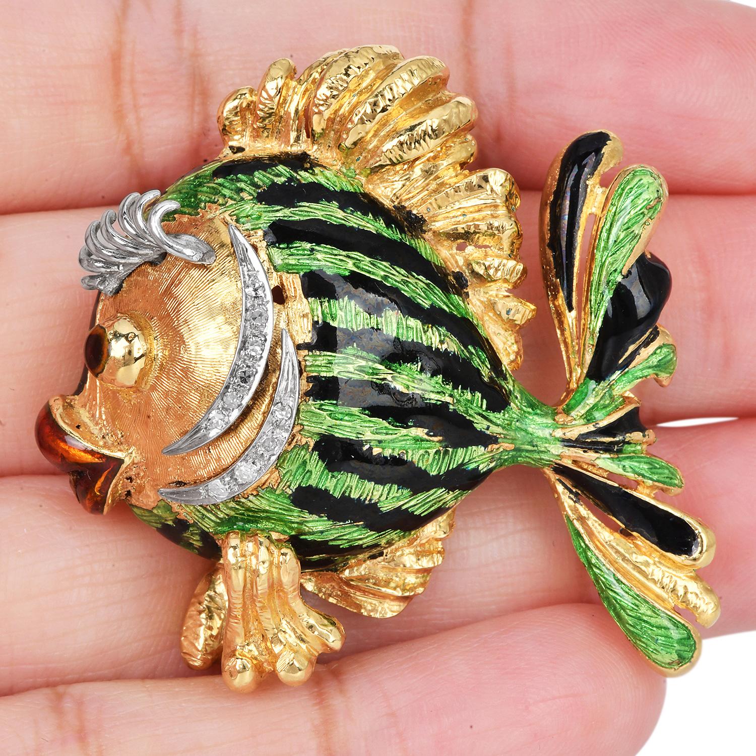 Broche vintage de oro de 18 quilates y esmalte de diamantes de finales de los 80 con forma de pez en venta 1
