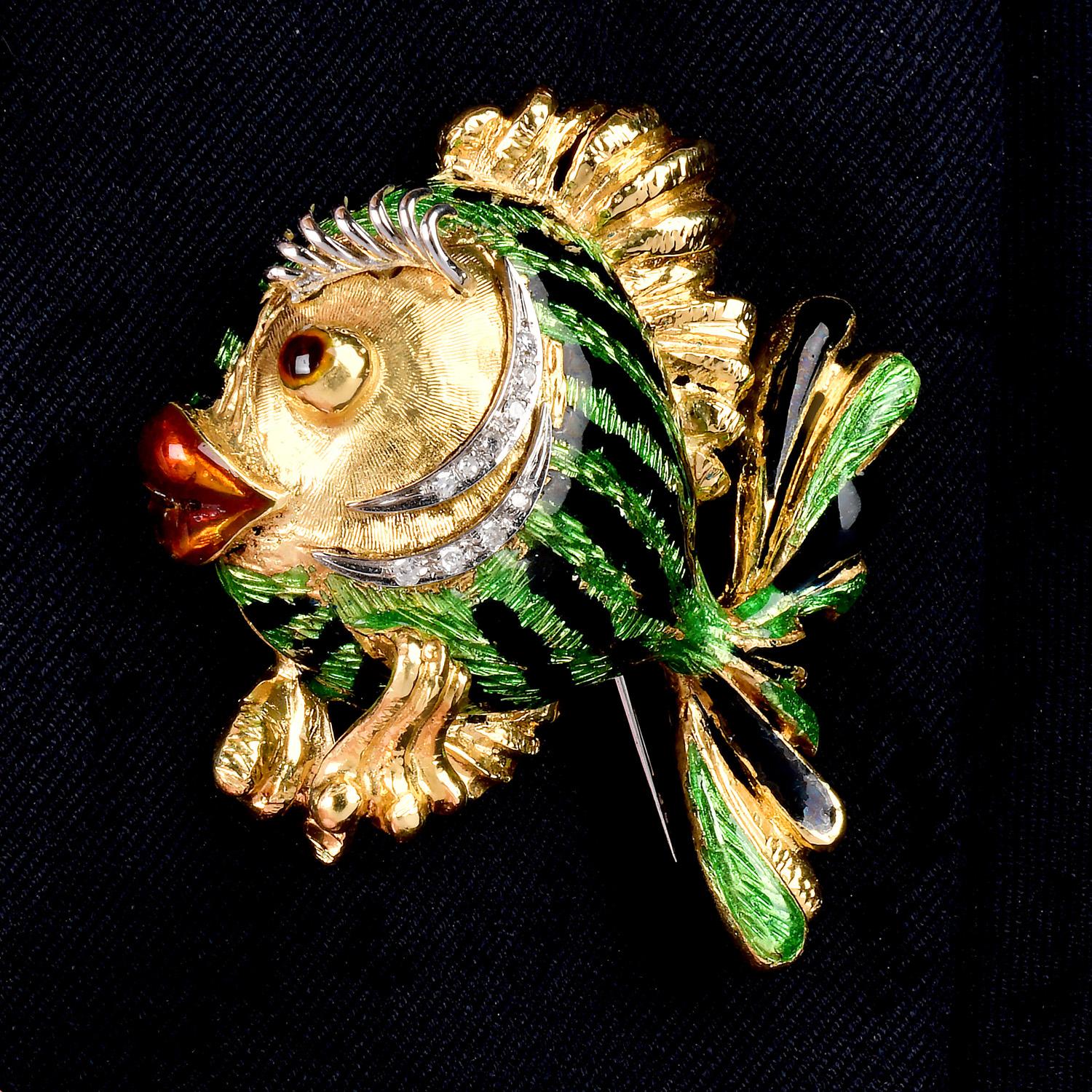 Broche vintage de oro de 18 quilates y esmalte de diamantes de finales de los 80 con forma de pez en venta 2