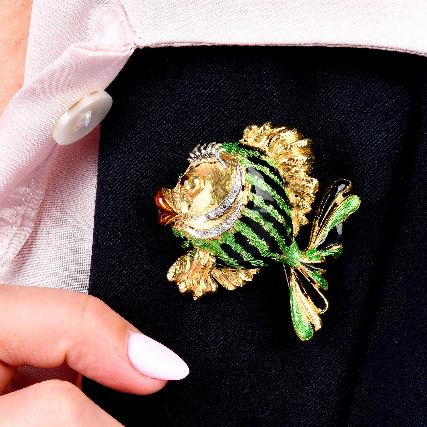 Broche vintage de oro de 18 quilates y esmalte de diamantes de finales de los 80 con forma de pez en venta 3