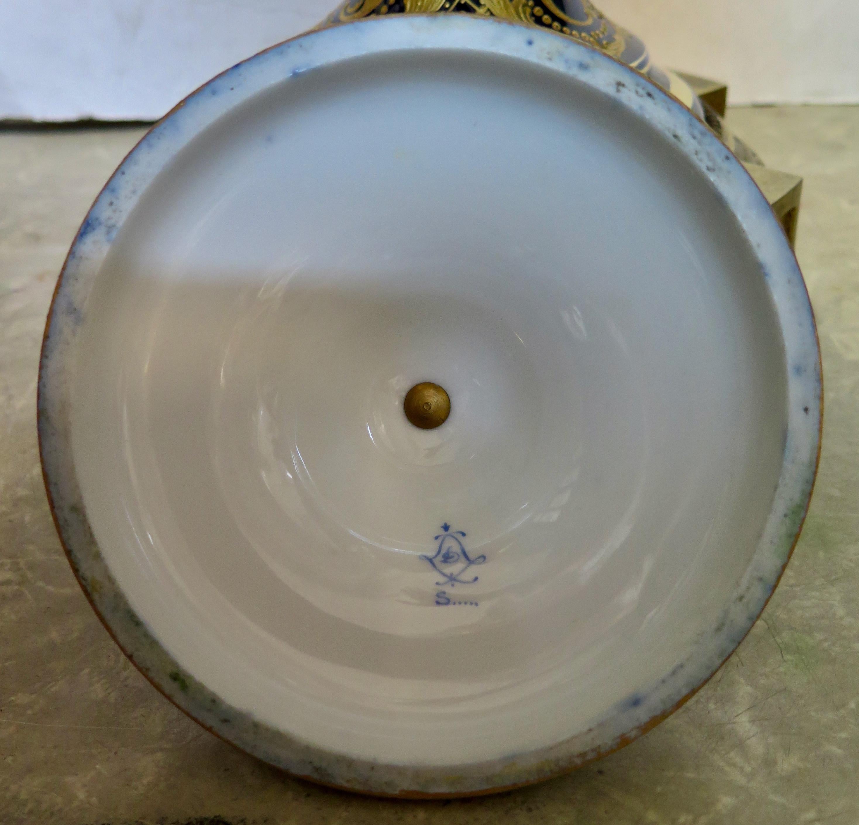 Vintage Sevres-Urne in Palastgröße aus dem späten 19. Jahrhundert im Angebot 3