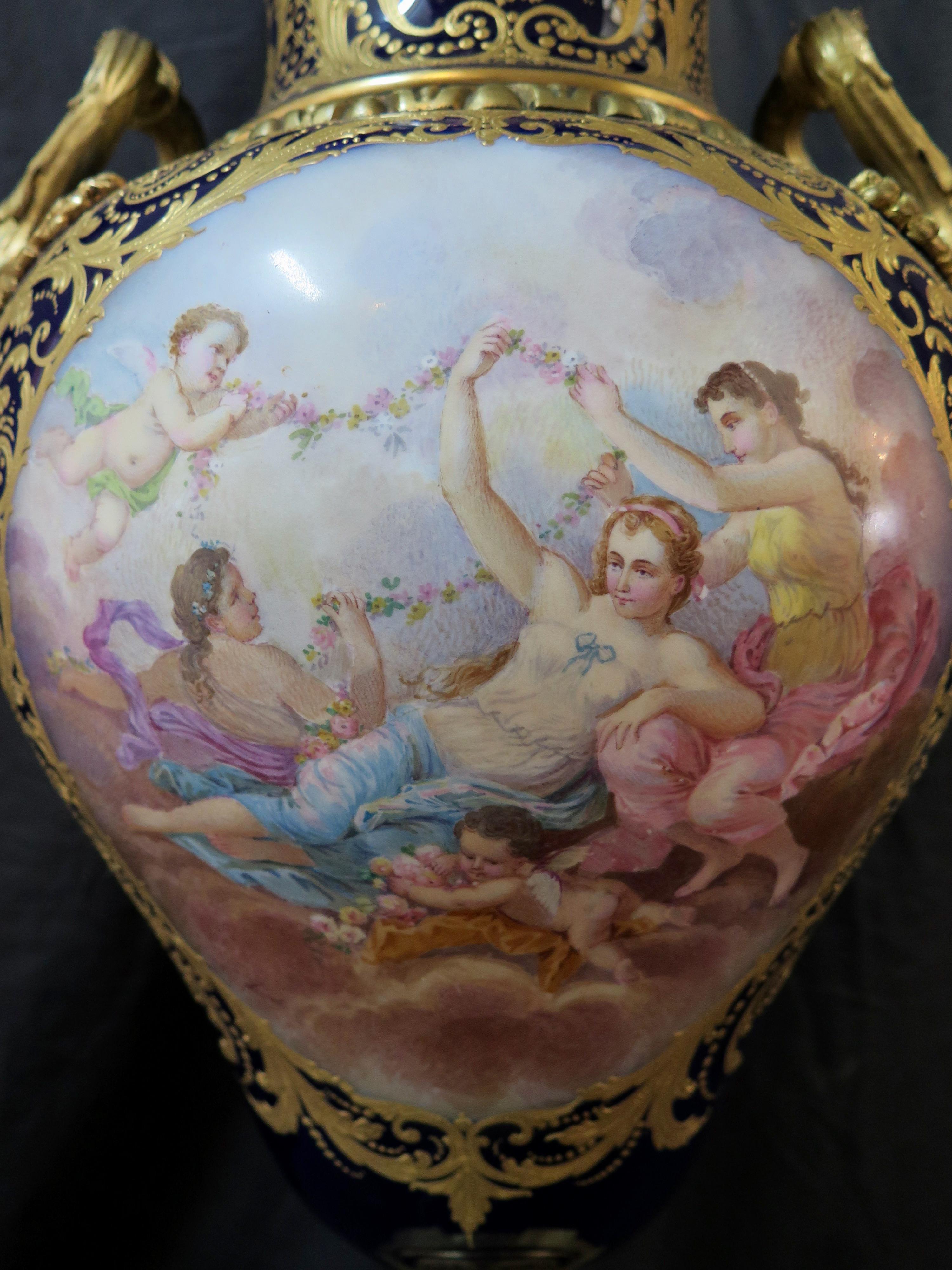 Vintage Sevres-Urne in Palastgröße aus dem späten 19. Jahrhundert (Rokoko) im Angebot