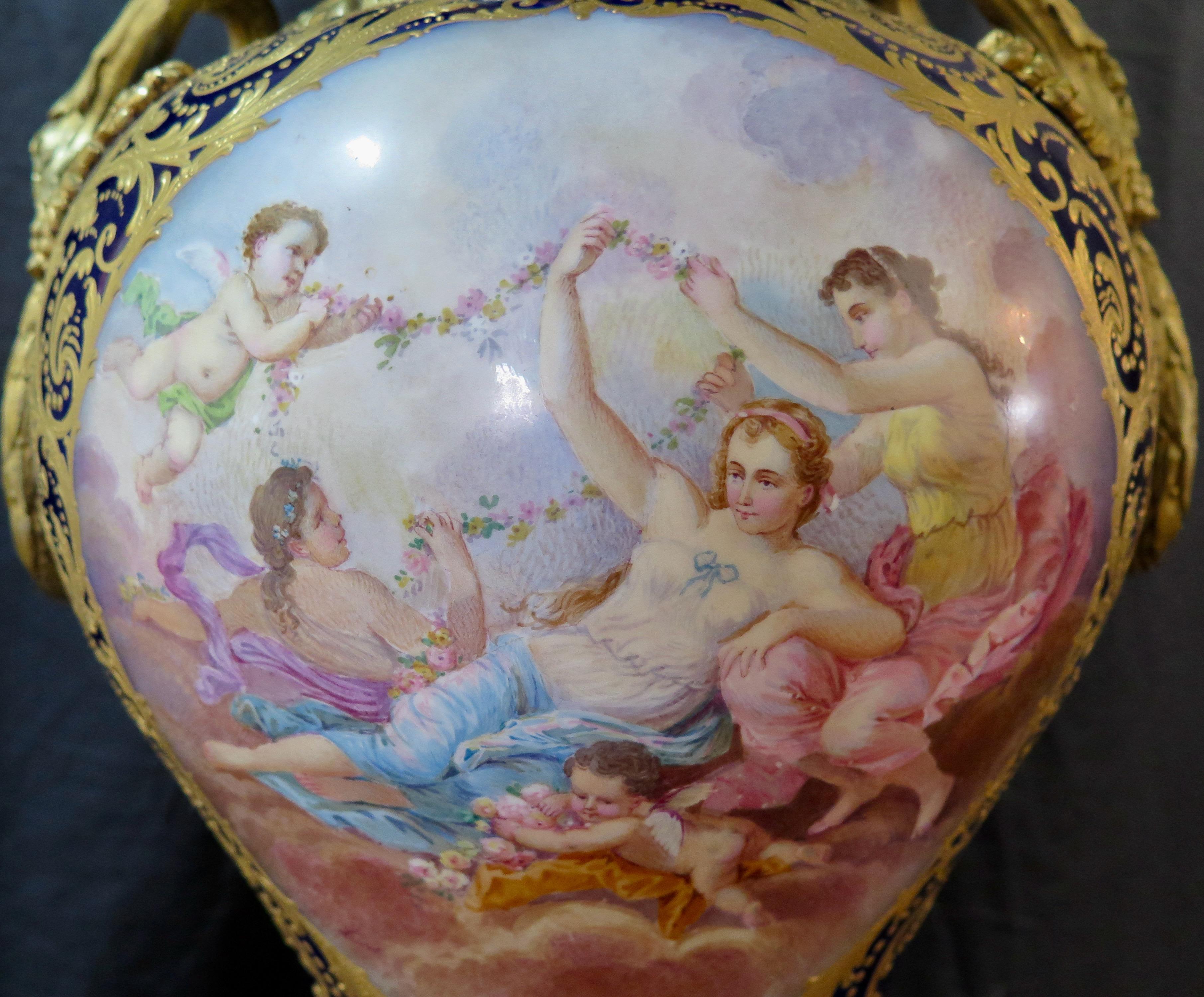 Vintage Sevres-Urne in Palastgröße aus dem späten 19. Jahrhundert (Französisch) im Angebot