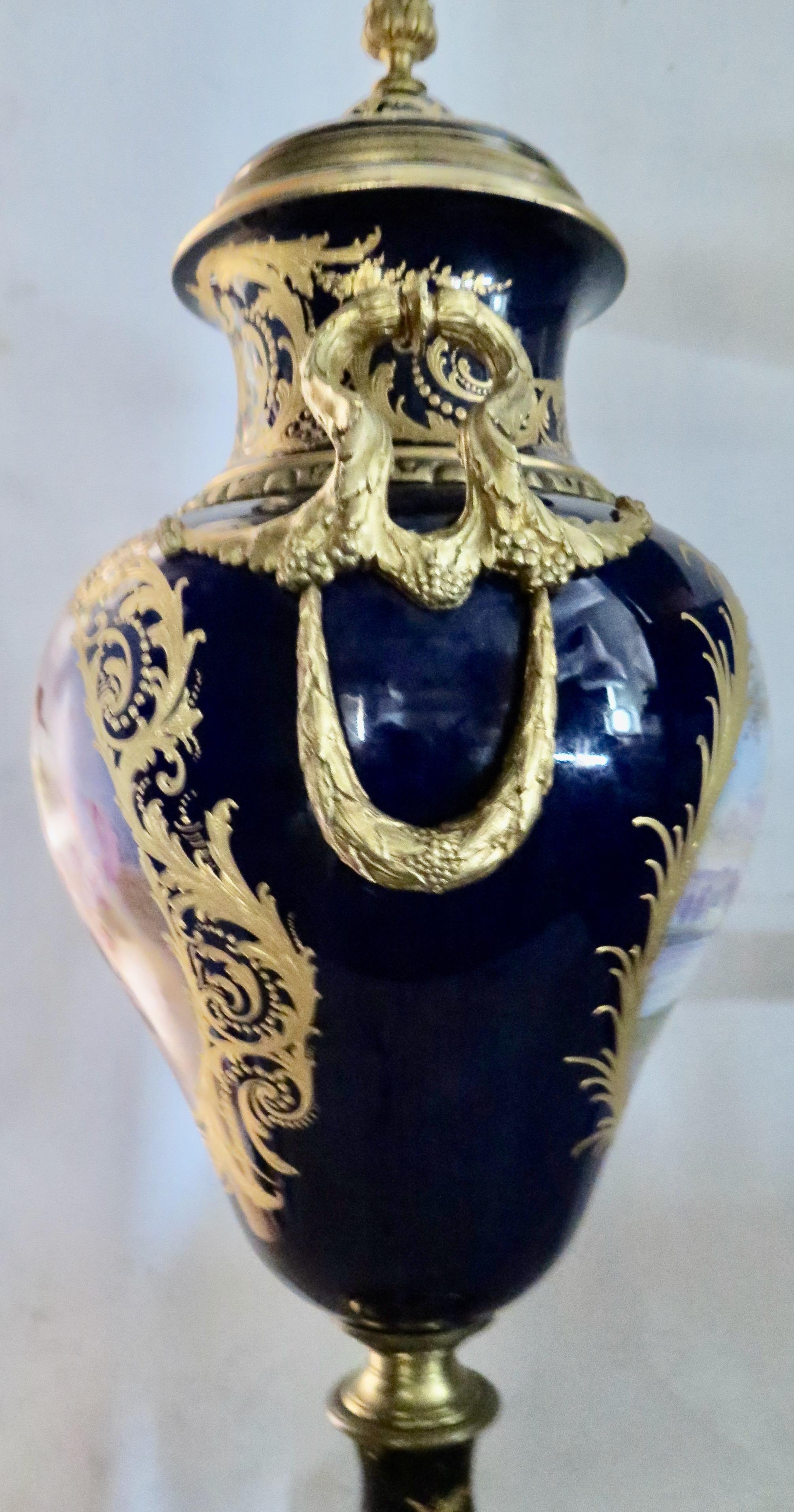 Vintage Sevres-Urne in Palastgröße aus dem späten 19. Jahrhundert im Zustand „Gut“ im Angebot in Bronx, NY