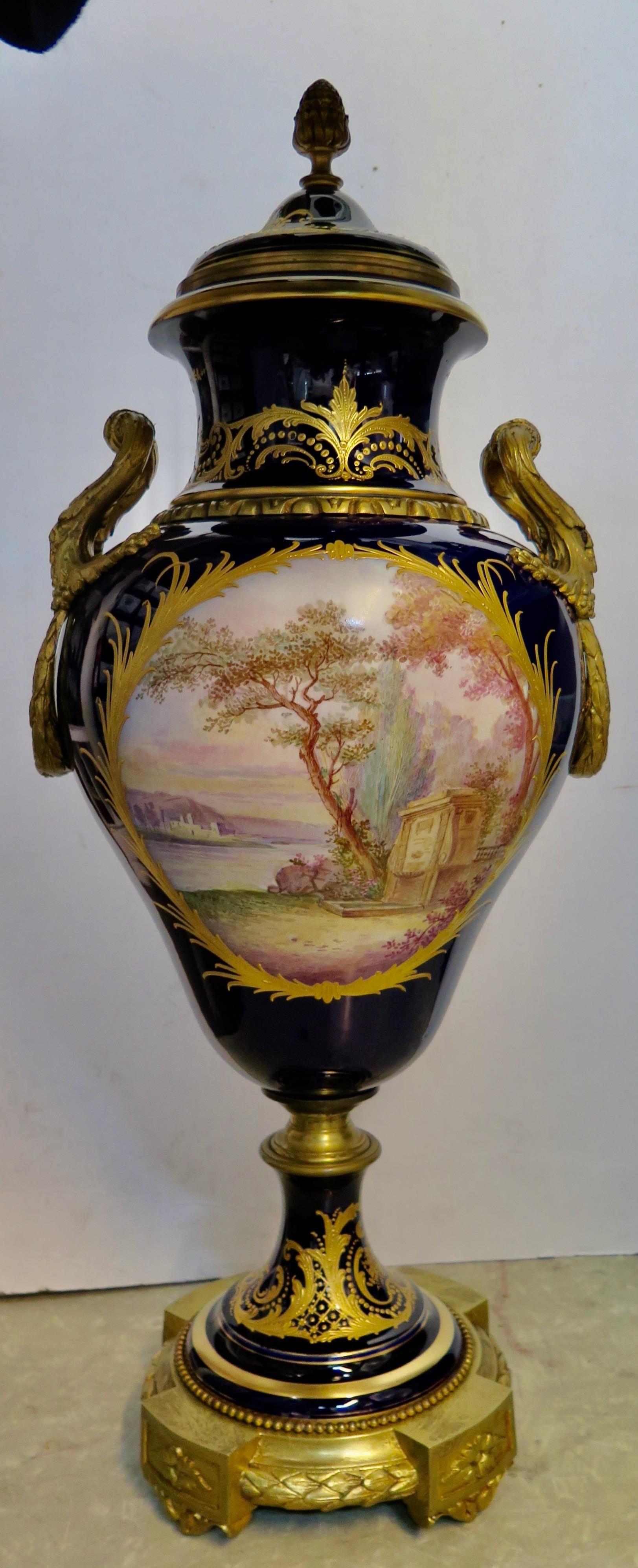 Vintage Sevres-Urne in Palastgröße aus dem späten 19. Jahrhundert (Porzellan) im Angebot
