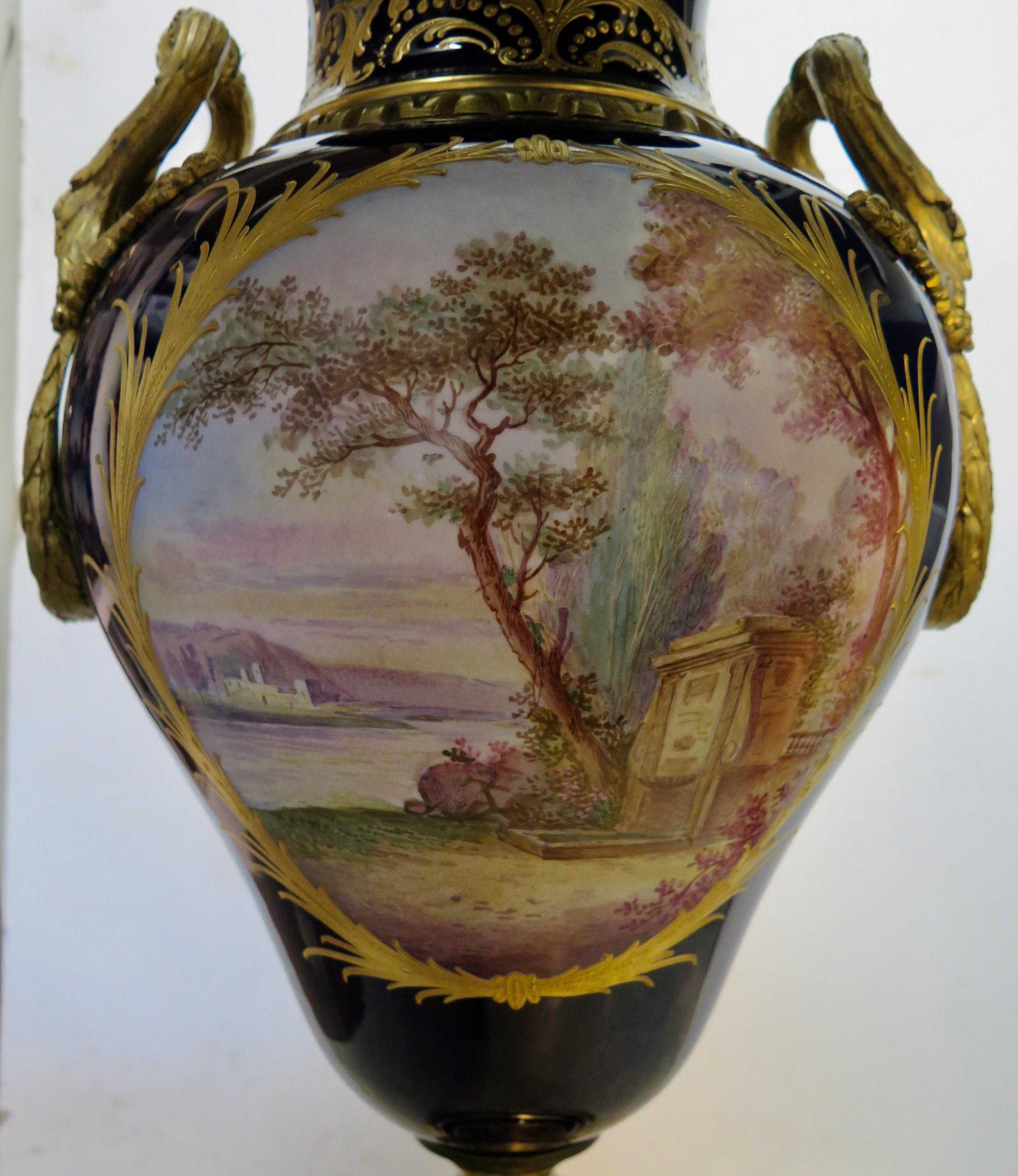 Vintage Sevres-Urne in Palastgröße aus dem späten 19. Jahrhundert im Angebot 1