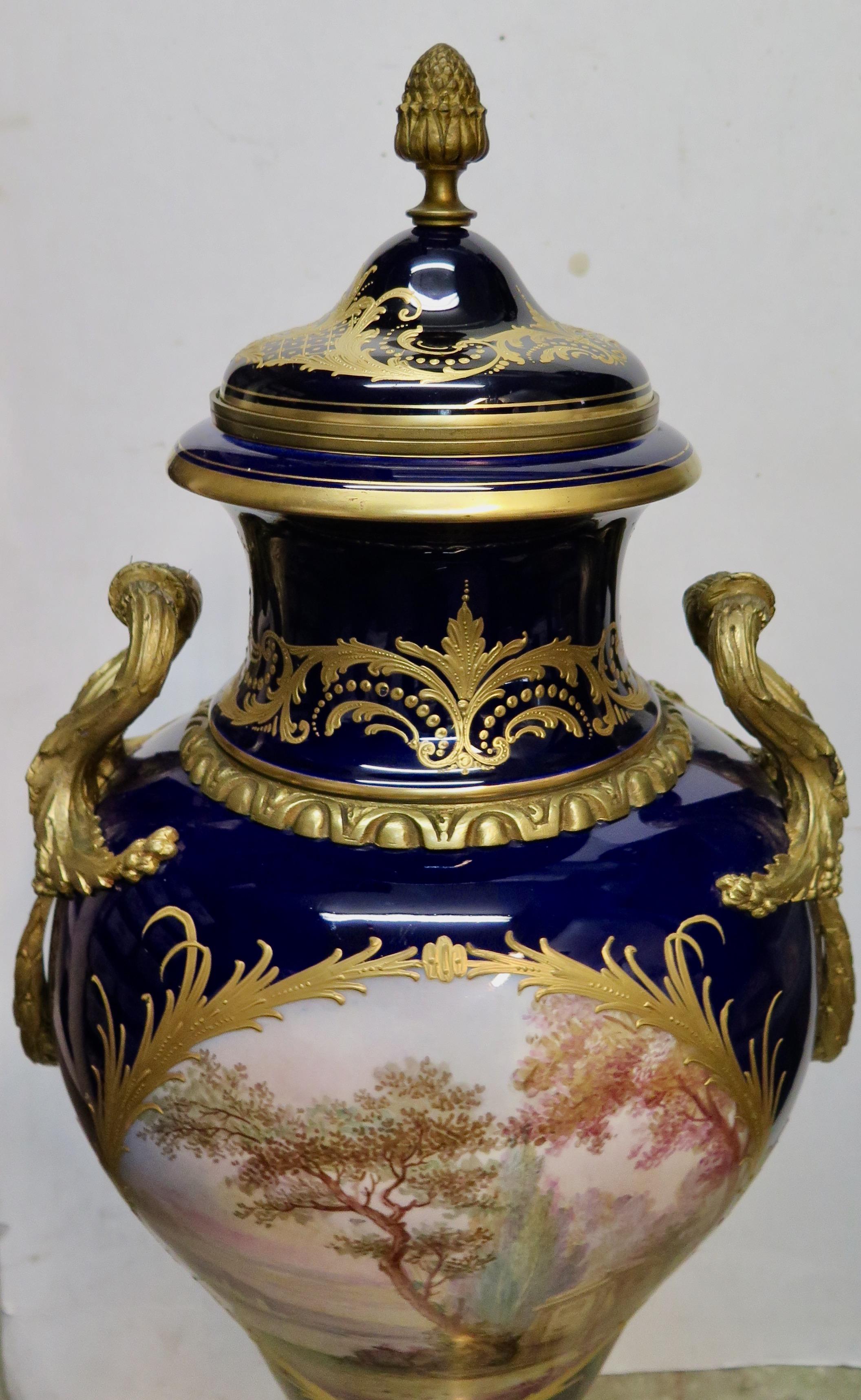 Vintage Sevres-Urne in Palastgröße aus dem späten 19. Jahrhundert im Angebot 2