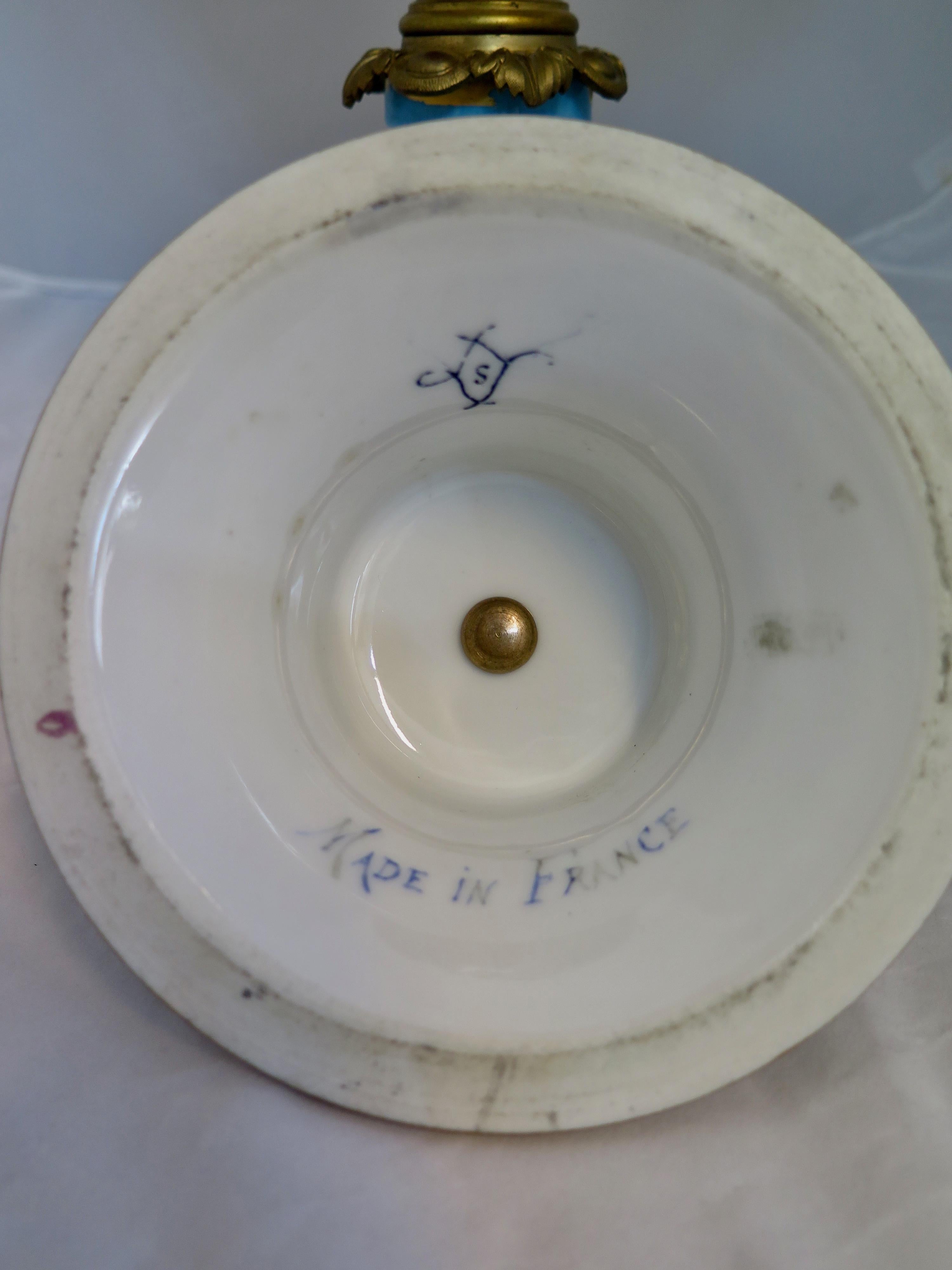 Urne couverte en bronze doré de Sèvres de la fin du 19ème siècle en vente 2
