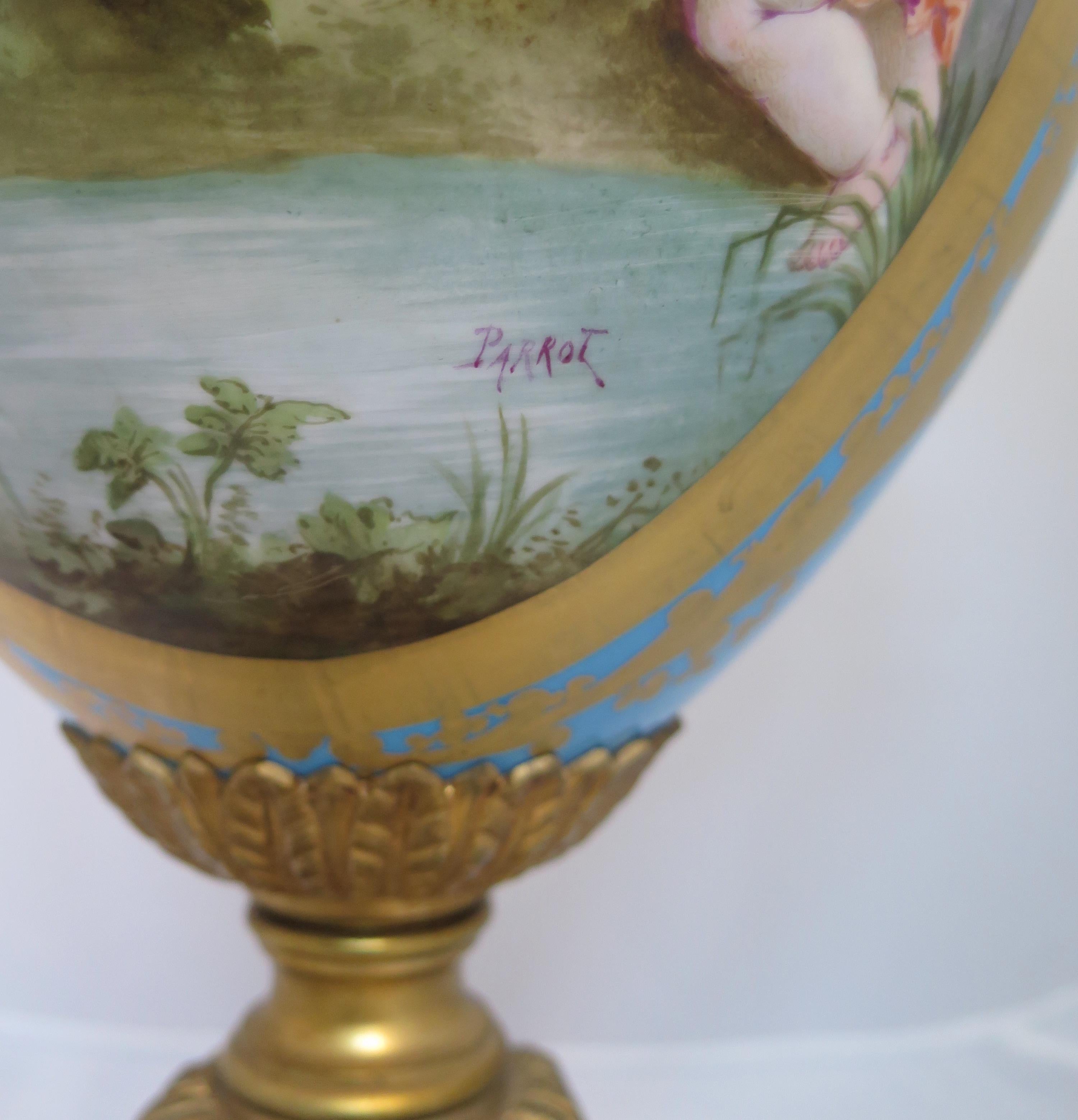 Urne couverte en bronze doré de Sèvres de la fin du 19ème siècle en vente 4