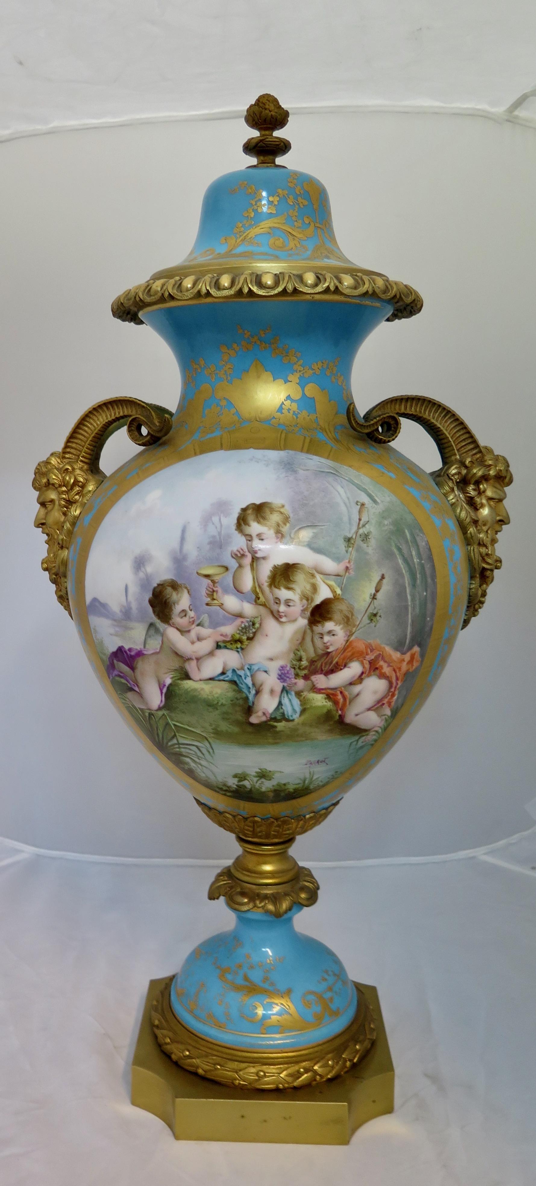 Rococo Urne couverte en bronze doré de Sèvres de la fin du 19ème siècle en vente