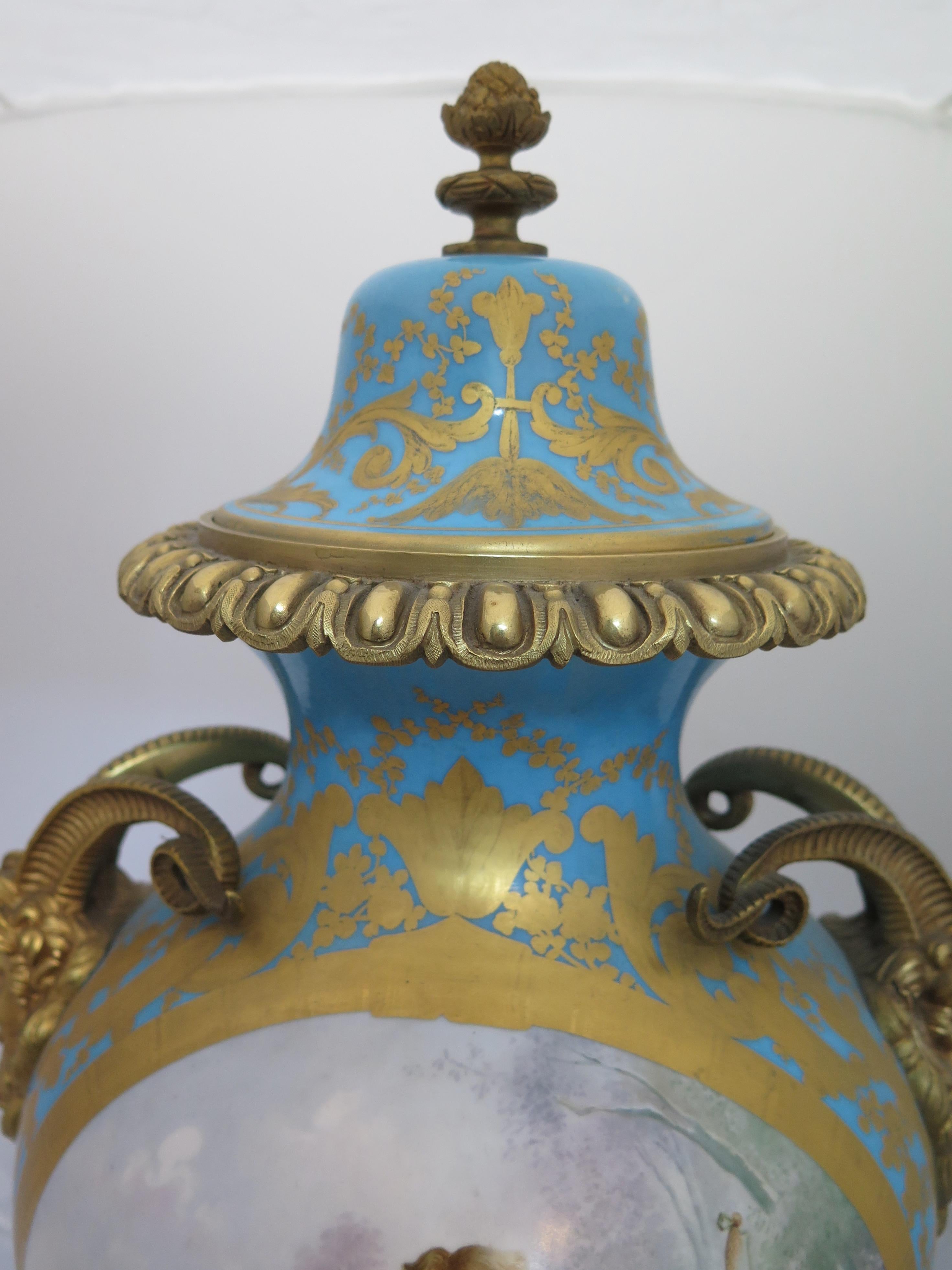 Urne couverte en bronze doré de Sèvres de la fin du 19ème siècle Bon état - En vente à Bronx, NY