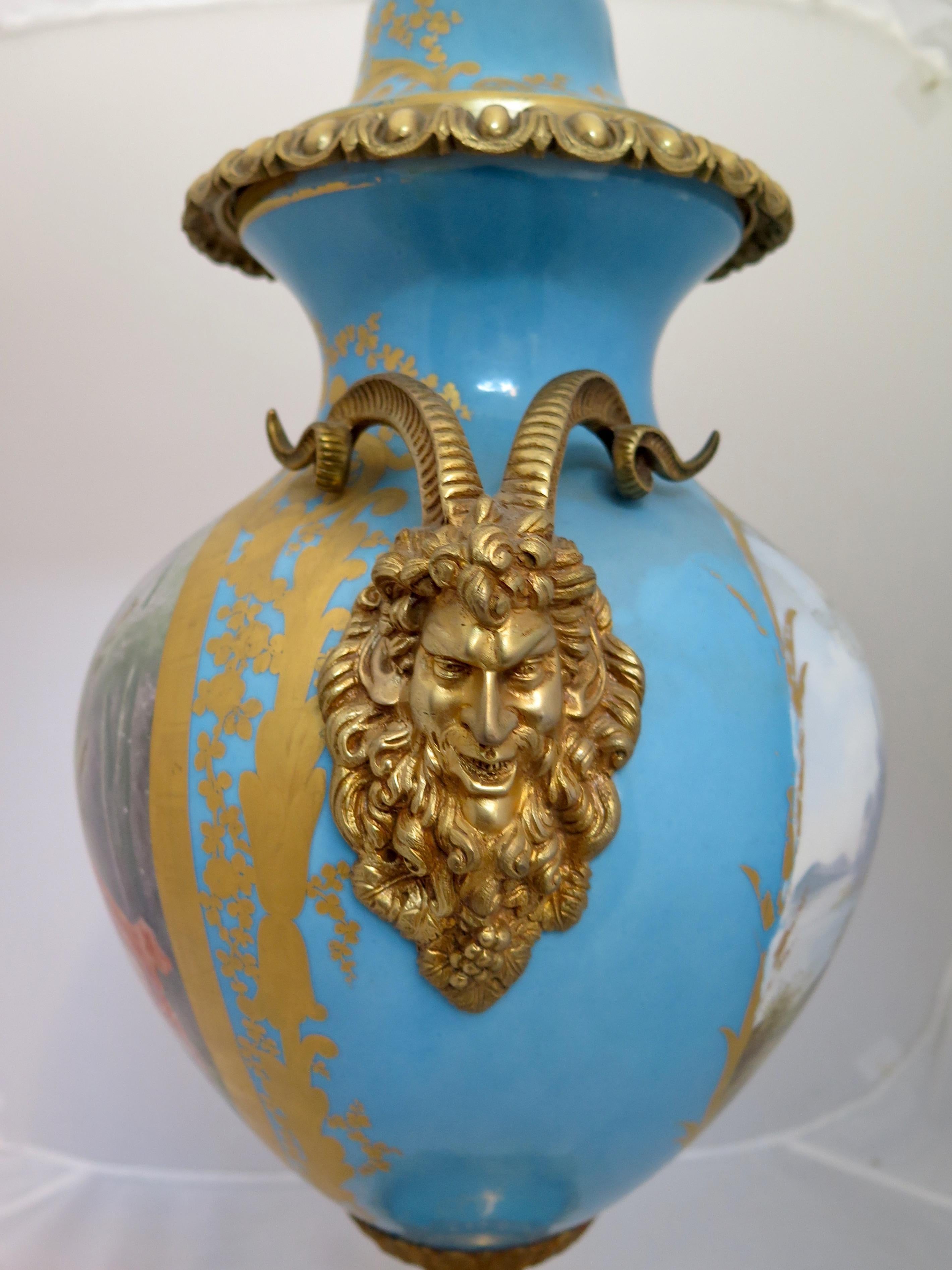 XIXe siècle Urne couverte en bronze doré de Sèvres de la fin du 19ème siècle en vente