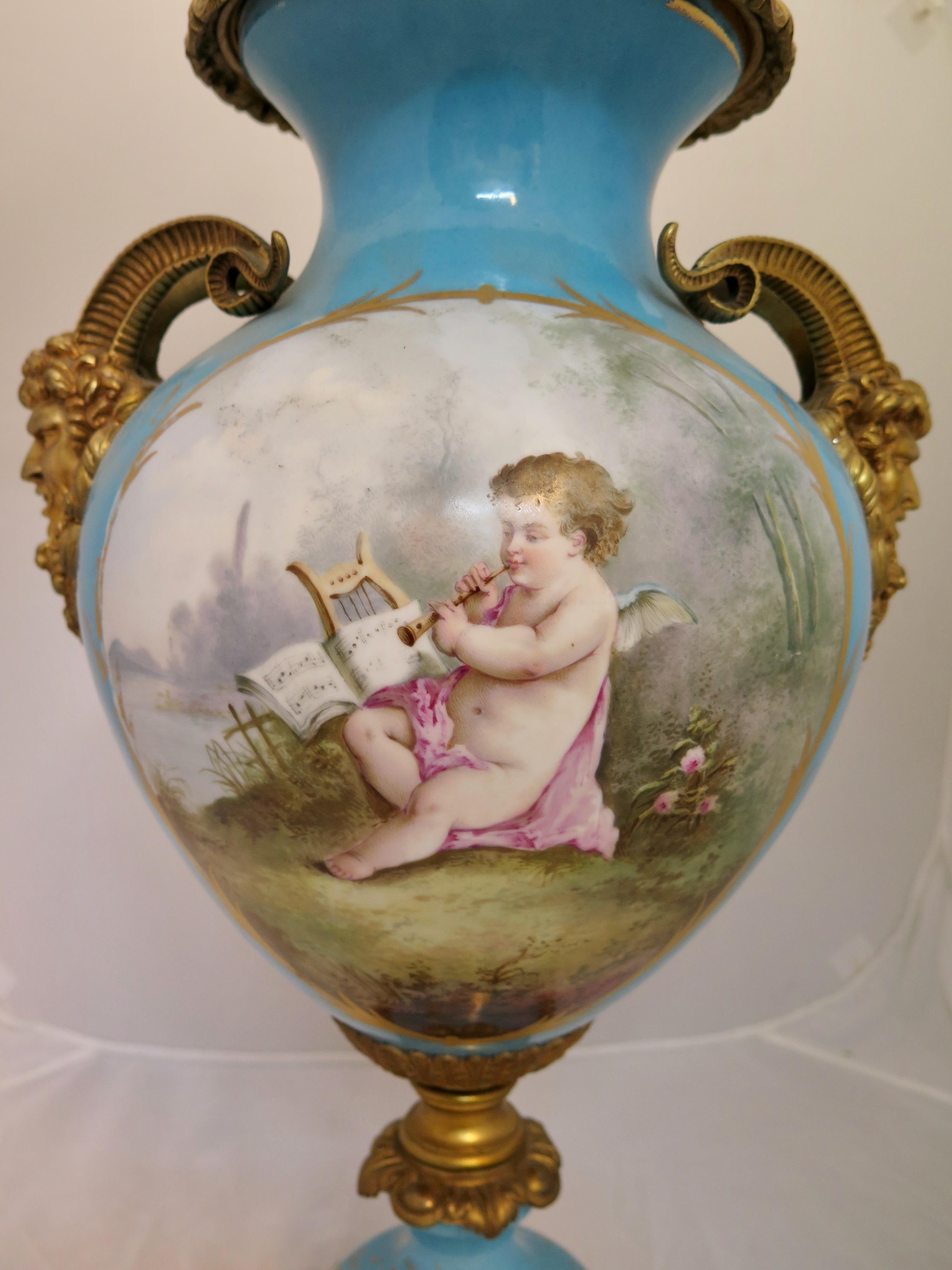 Porcelaine Urne couverte en bronze doré de Sèvres de la fin du 19ème siècle en vente